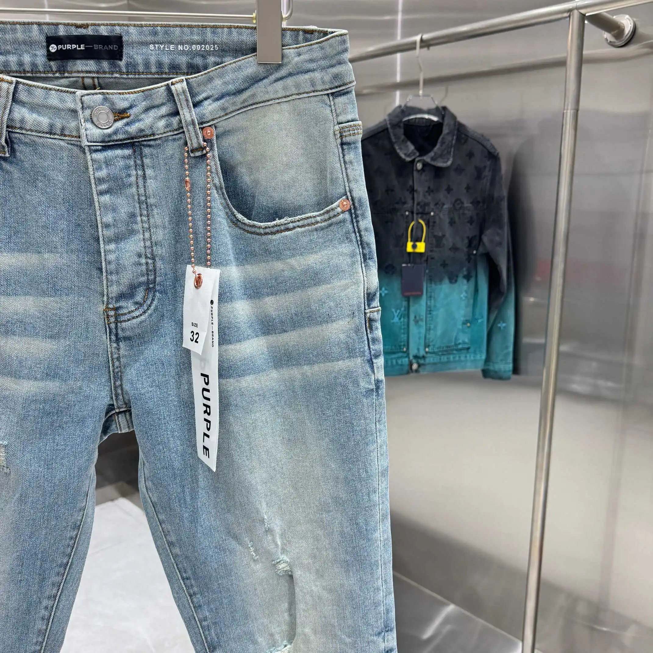 Distressed Bootcut Stretch Jeans D21019112 — view 7