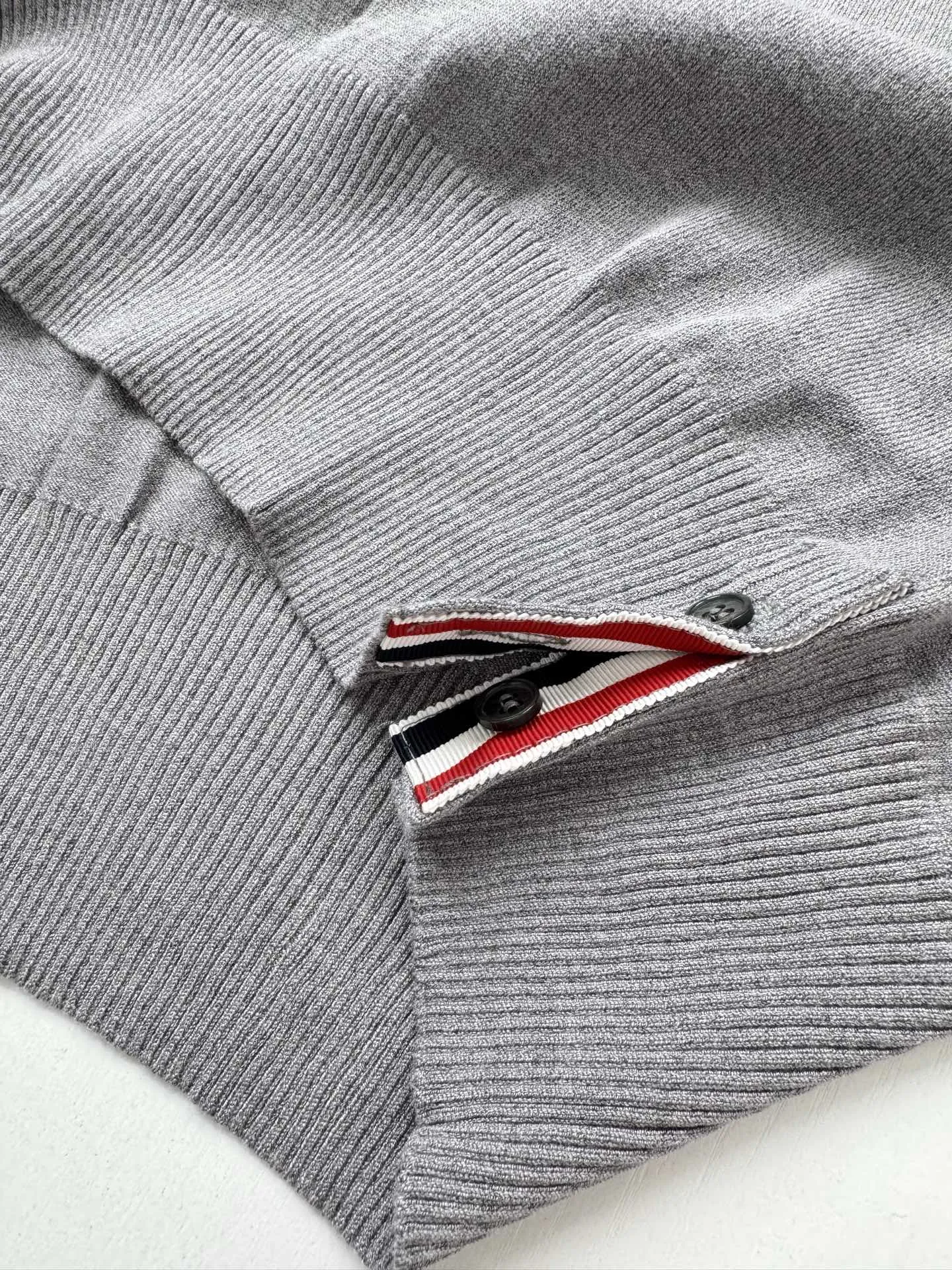 Striped Trim Fine-Knit Short-Sleeve Sweater D21018744 — view 4