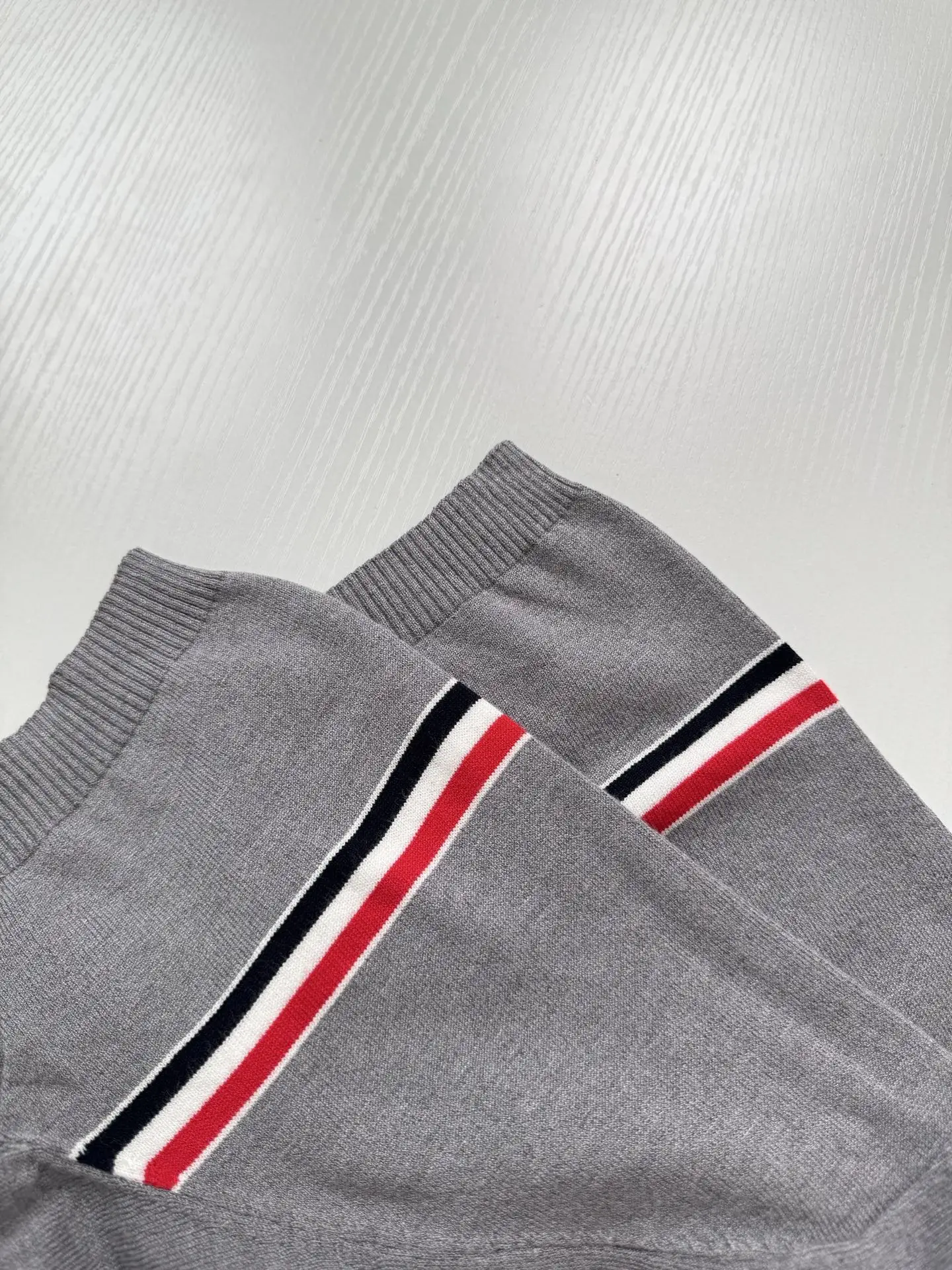 Striped Trim Fine-Knit Short-Sleeve Sweater D21018744 — view 7