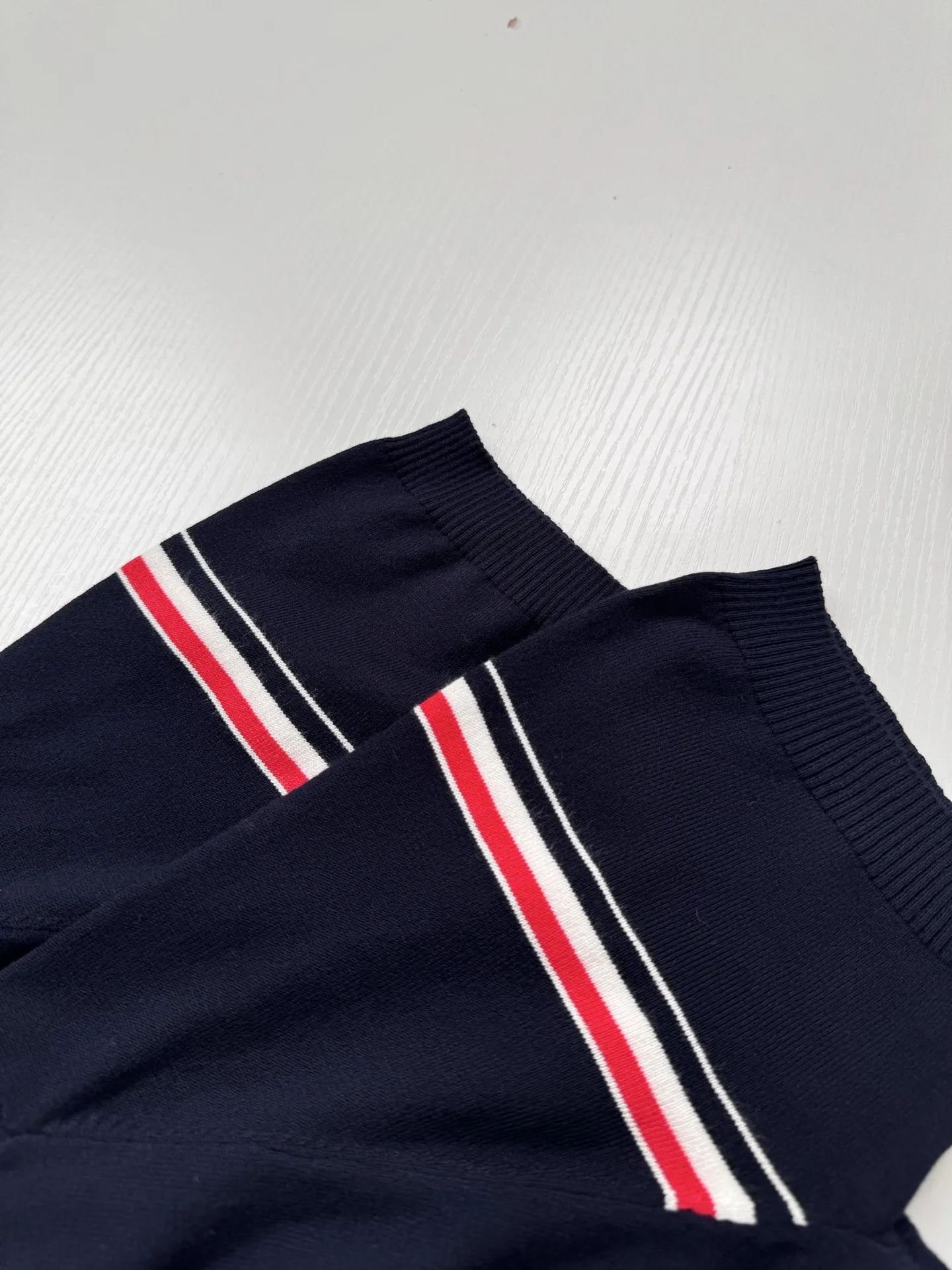 Striped Trim Fine-Knit Short-Sleeve Sweater D21018745 — view 7