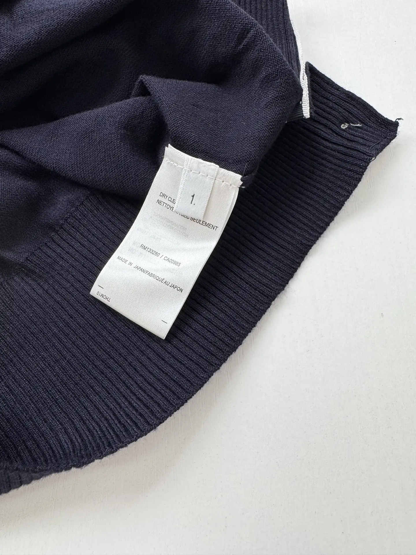 Striped Trim Fine-Knit Short-Sleeve Sweater D21018745 — view 9