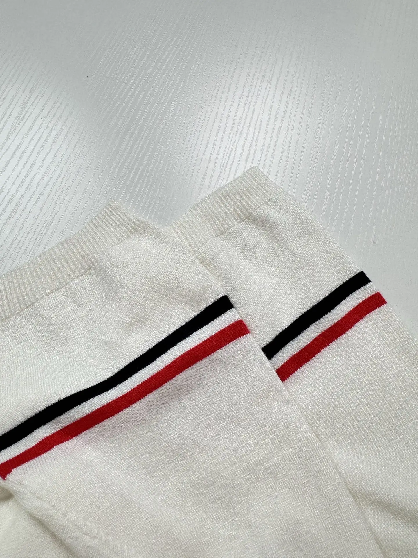 Striped Trim Fine-Knit Short-Sleeve Sweater D21018746 — view 7