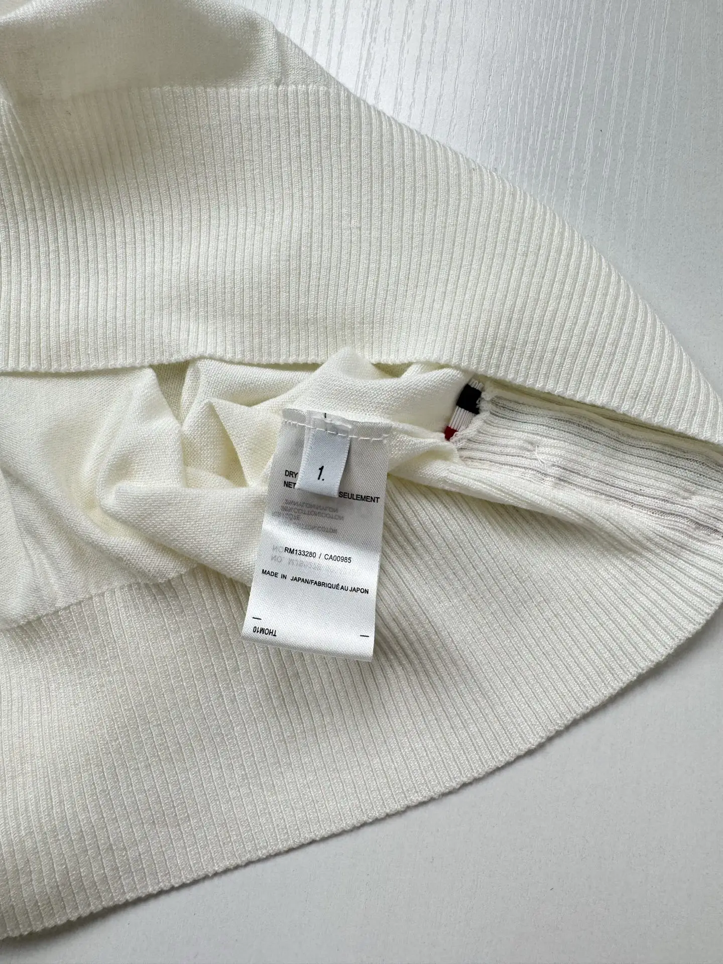 Striped Trim Fine-Knit Short-Sleeve Sweater D21018746 — view 9