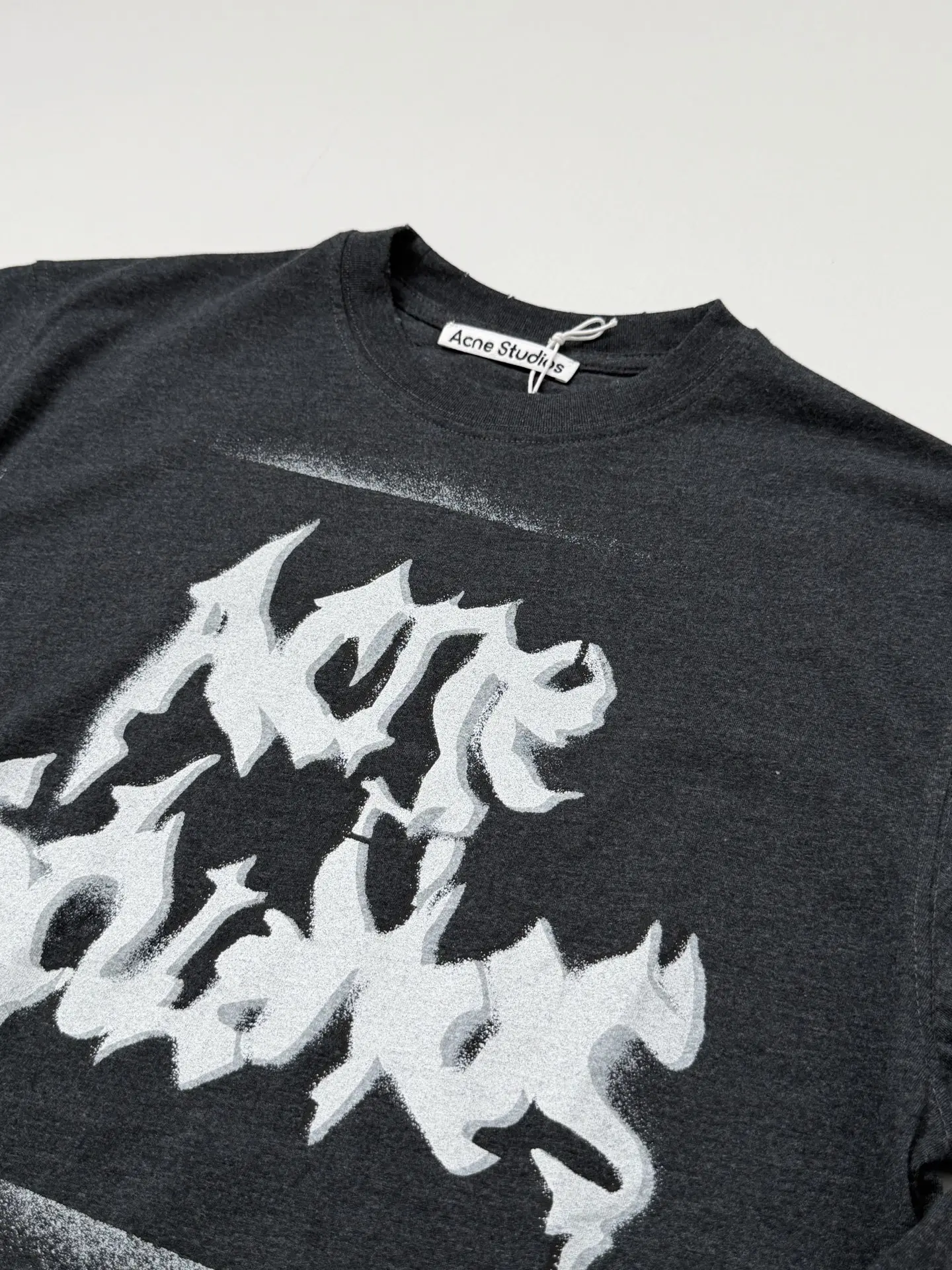 Gothic Logo Spray-Paint Long-Sleeve T-Shirt D21518584 — view 4