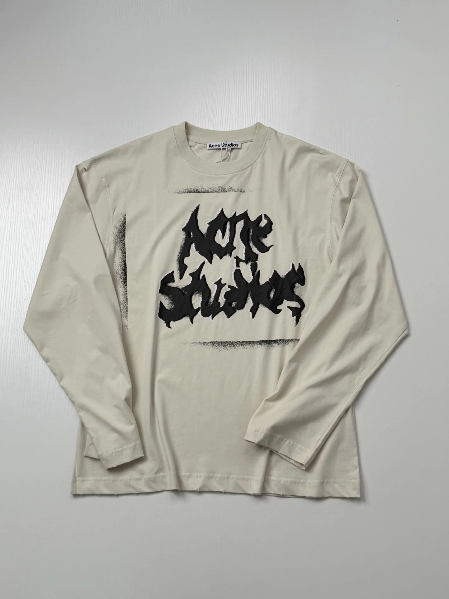 Distressed Gothic Logo Long-Sleeve T-Shirt D21518583 — view 3