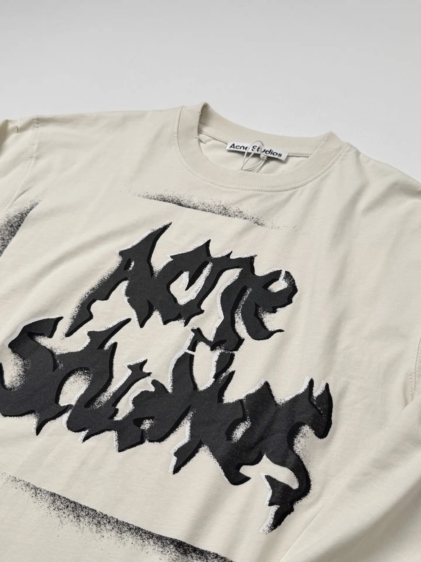 Distressed Gothic Logo Long-Sleeve T-Shirt D21518583 — view 4