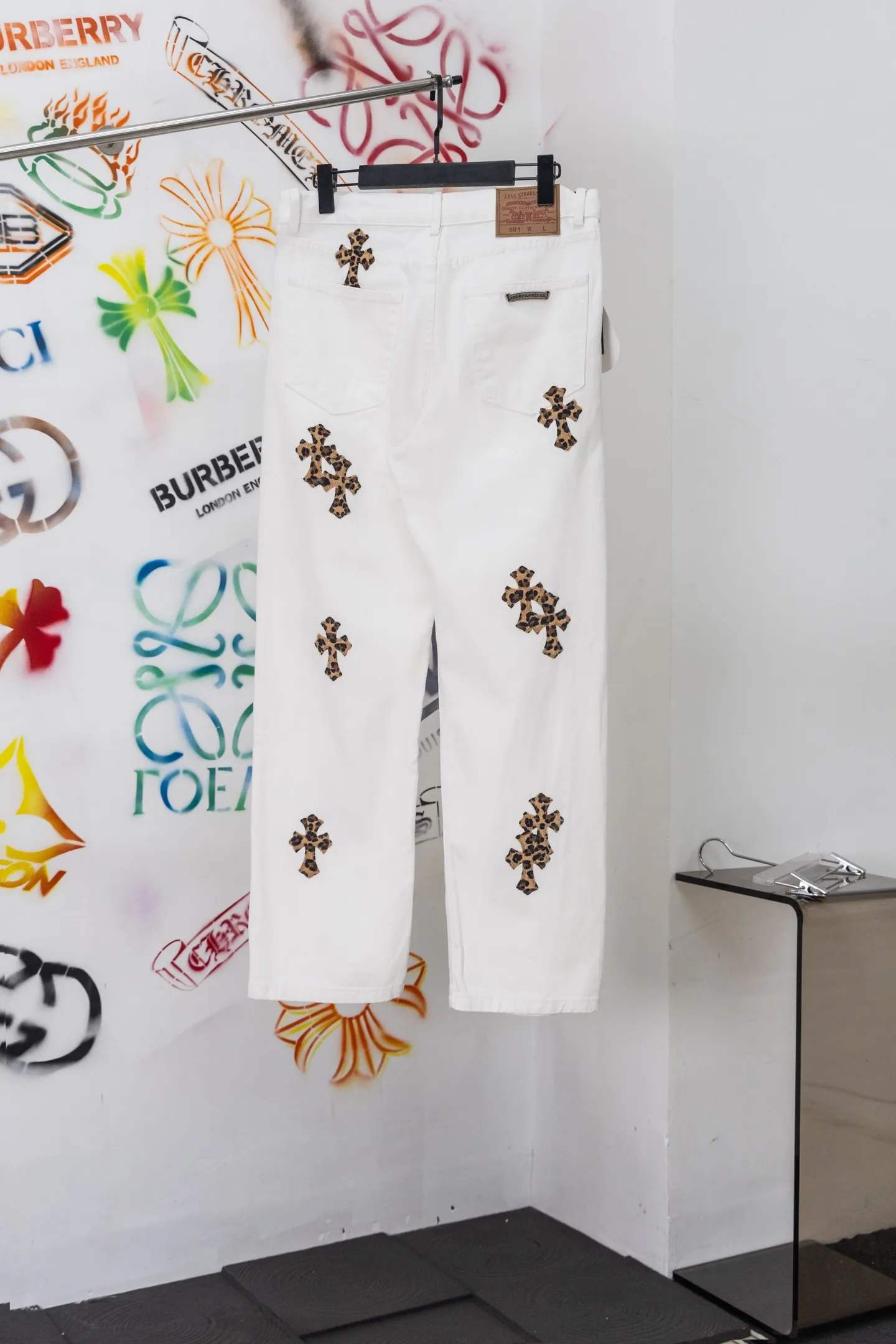 Leopard Cross Patch Straight-Leg Jeans D21519749 — view 2