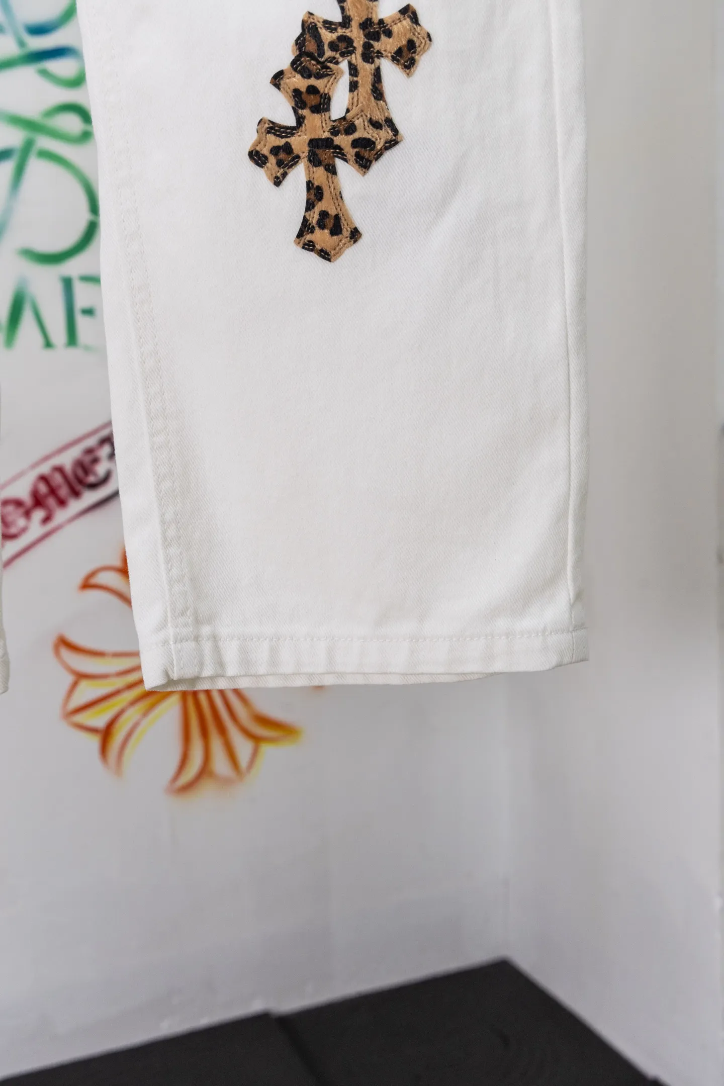 Leopard Cross Patch Straight-Leg Jeans D21519749 — view 8