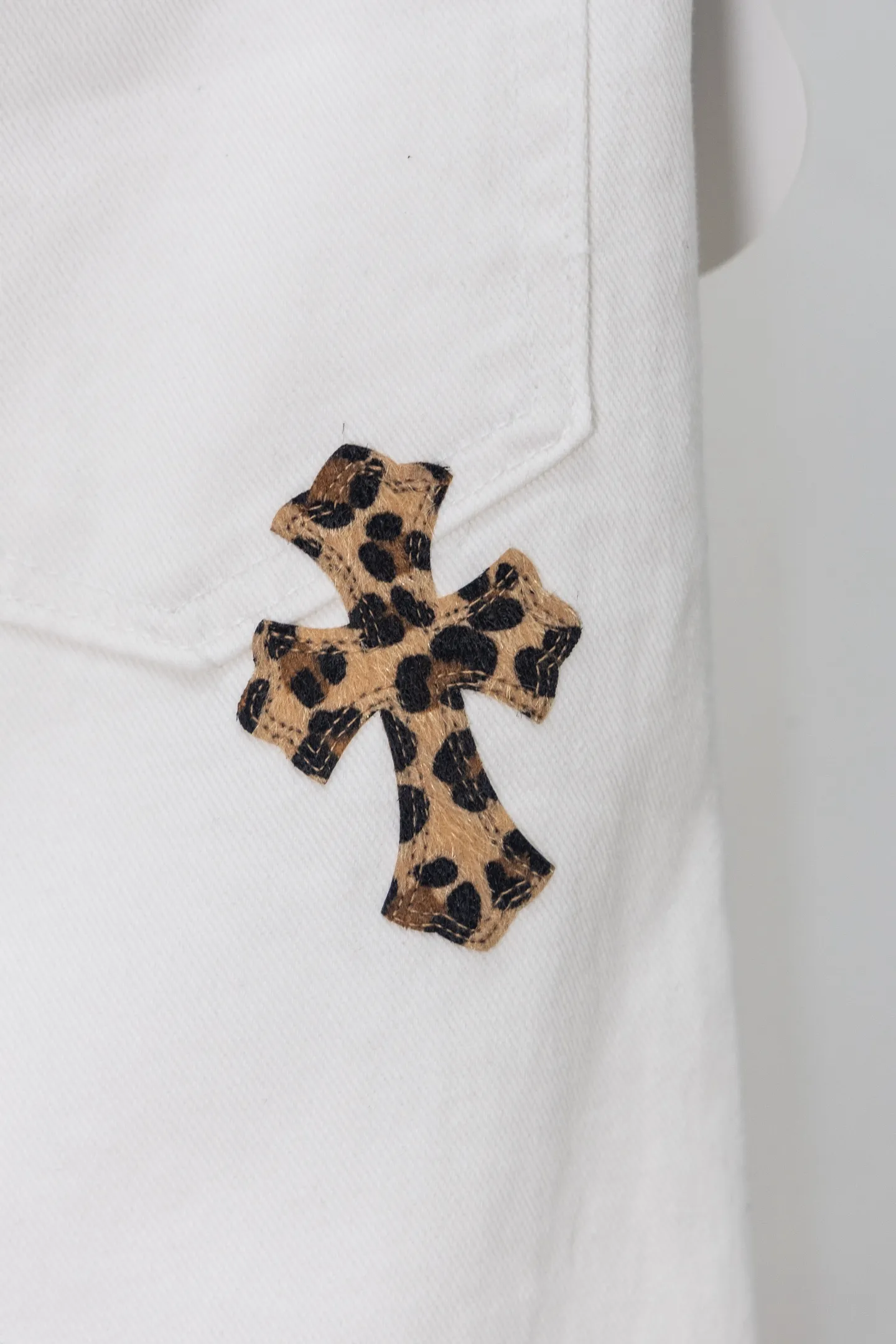 Leopard Cross Patch Straight-Leg Jeans D21519749 — view 14