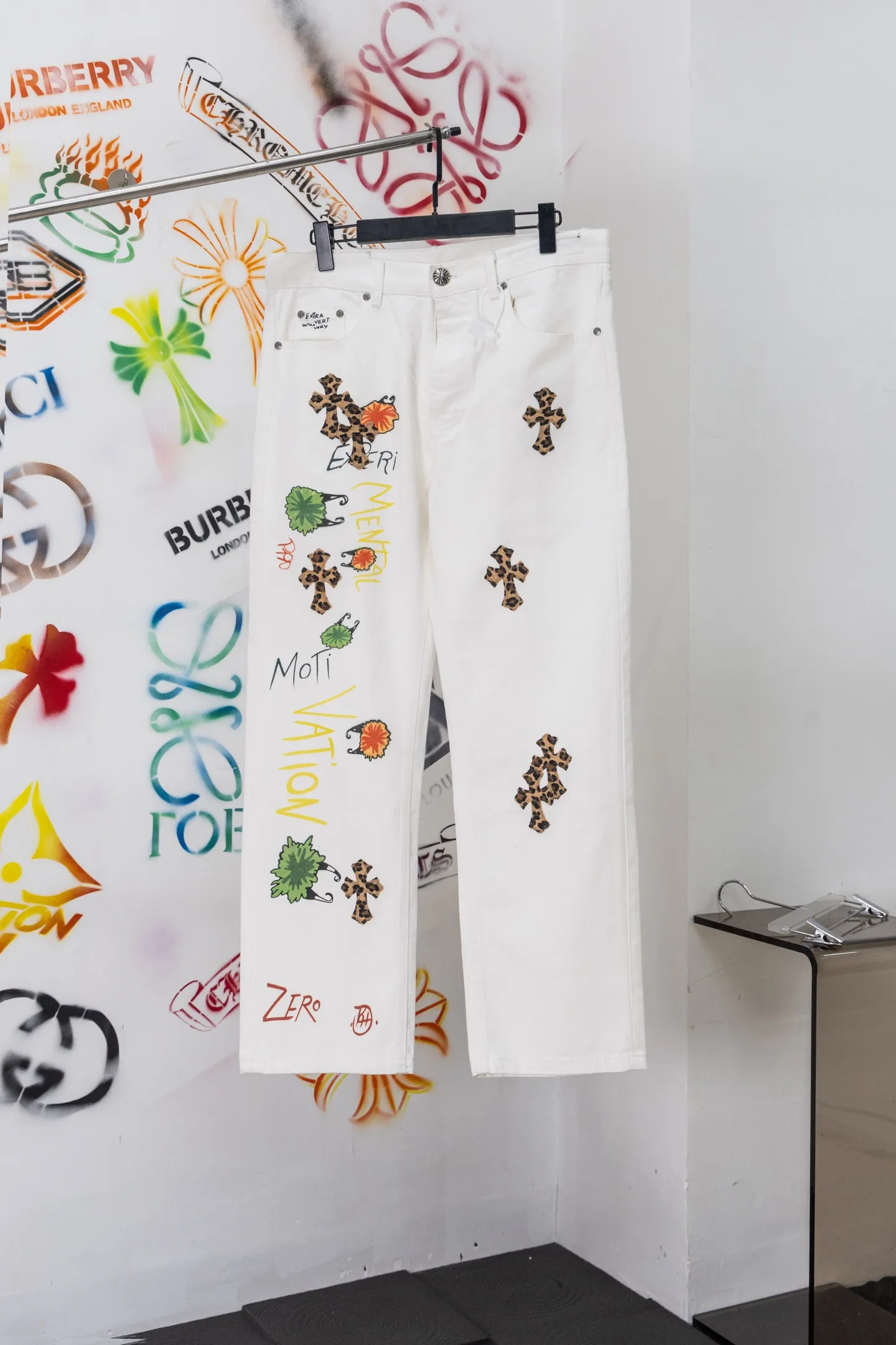 Leopard Cross Patch Straight-Leg Jeans D21519750