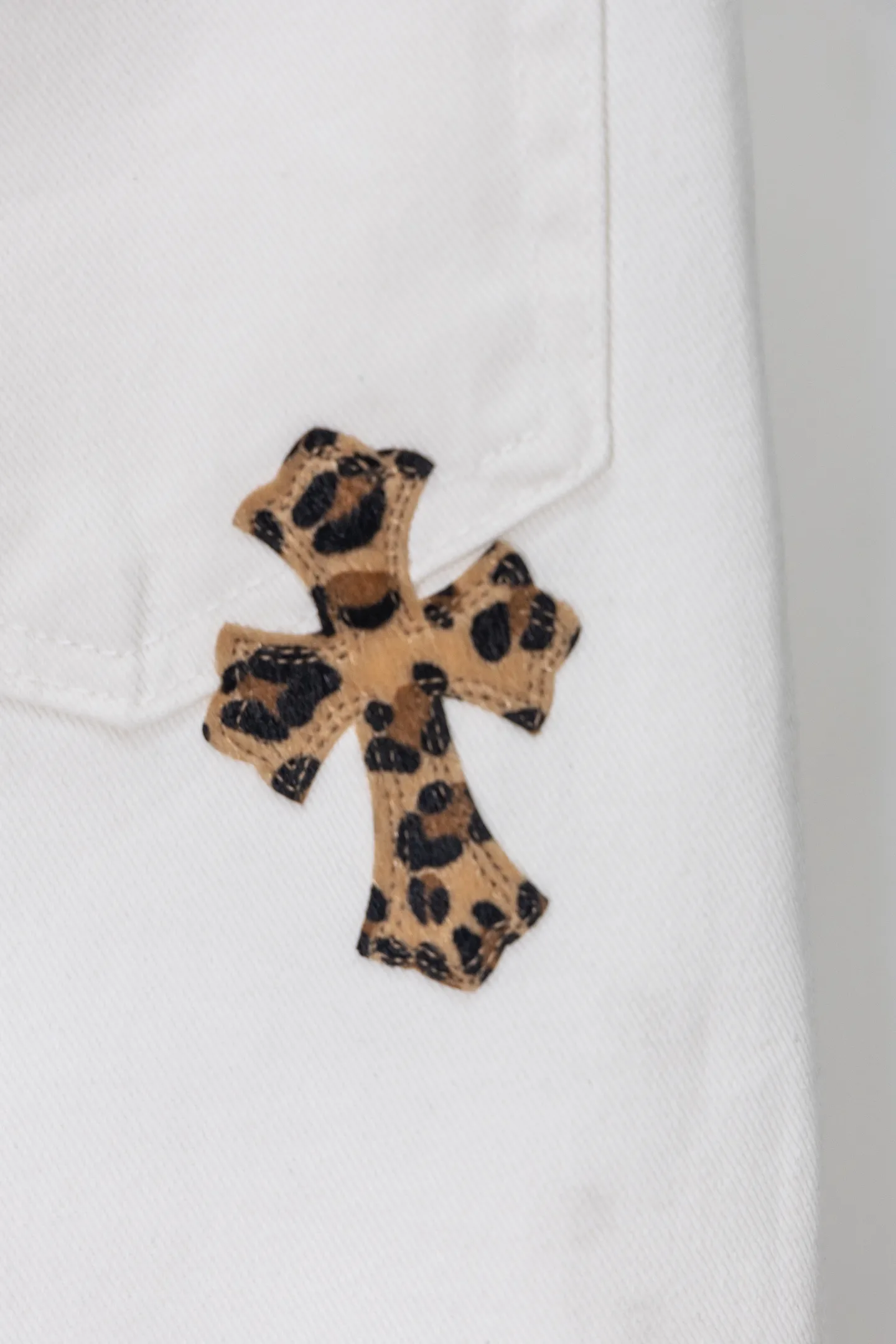 Leopard Cross Patch Straight-Leg Jeans D21519750 — view 15