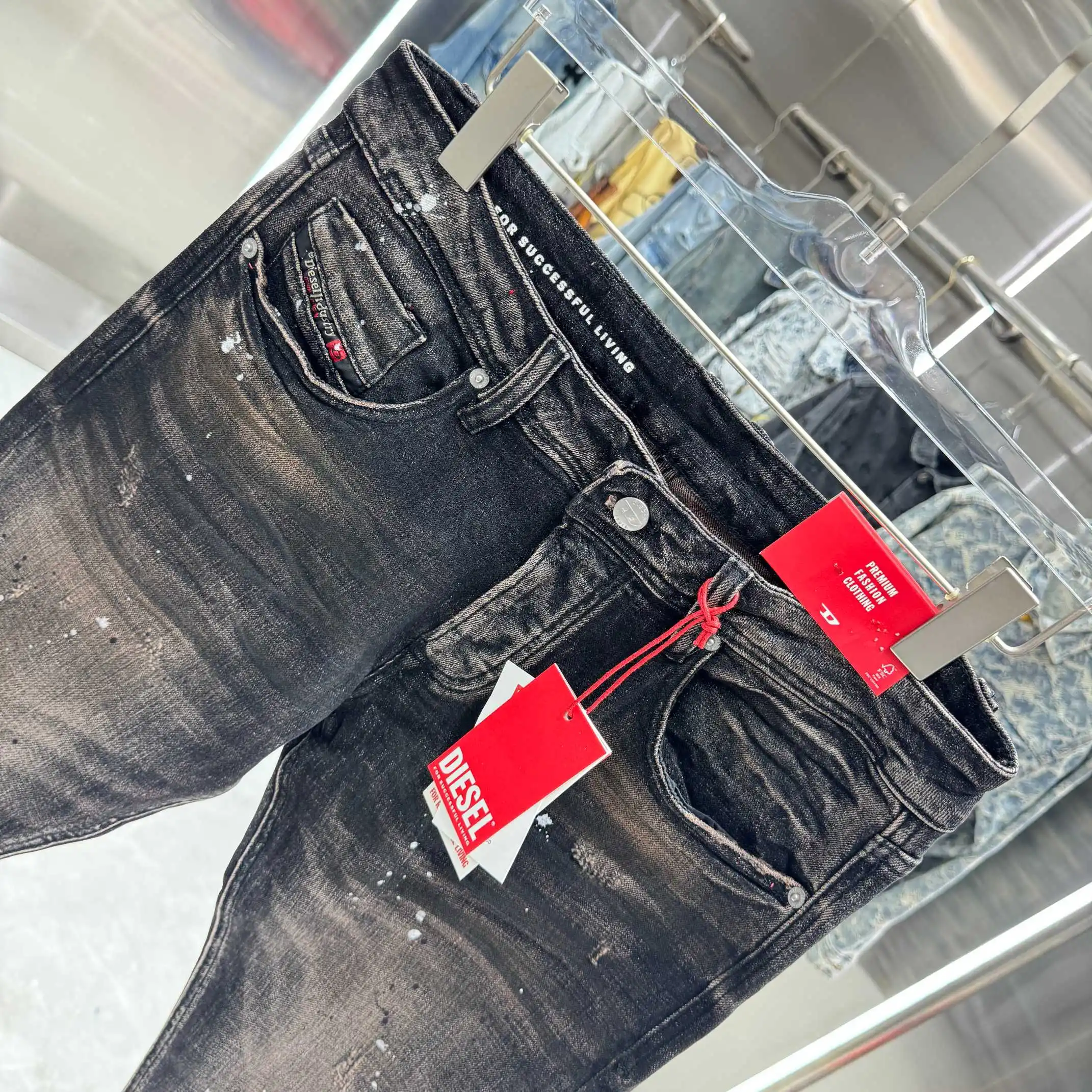 Distressed Slim-Fit Paint Splatter Jeans D22019127 — view 4