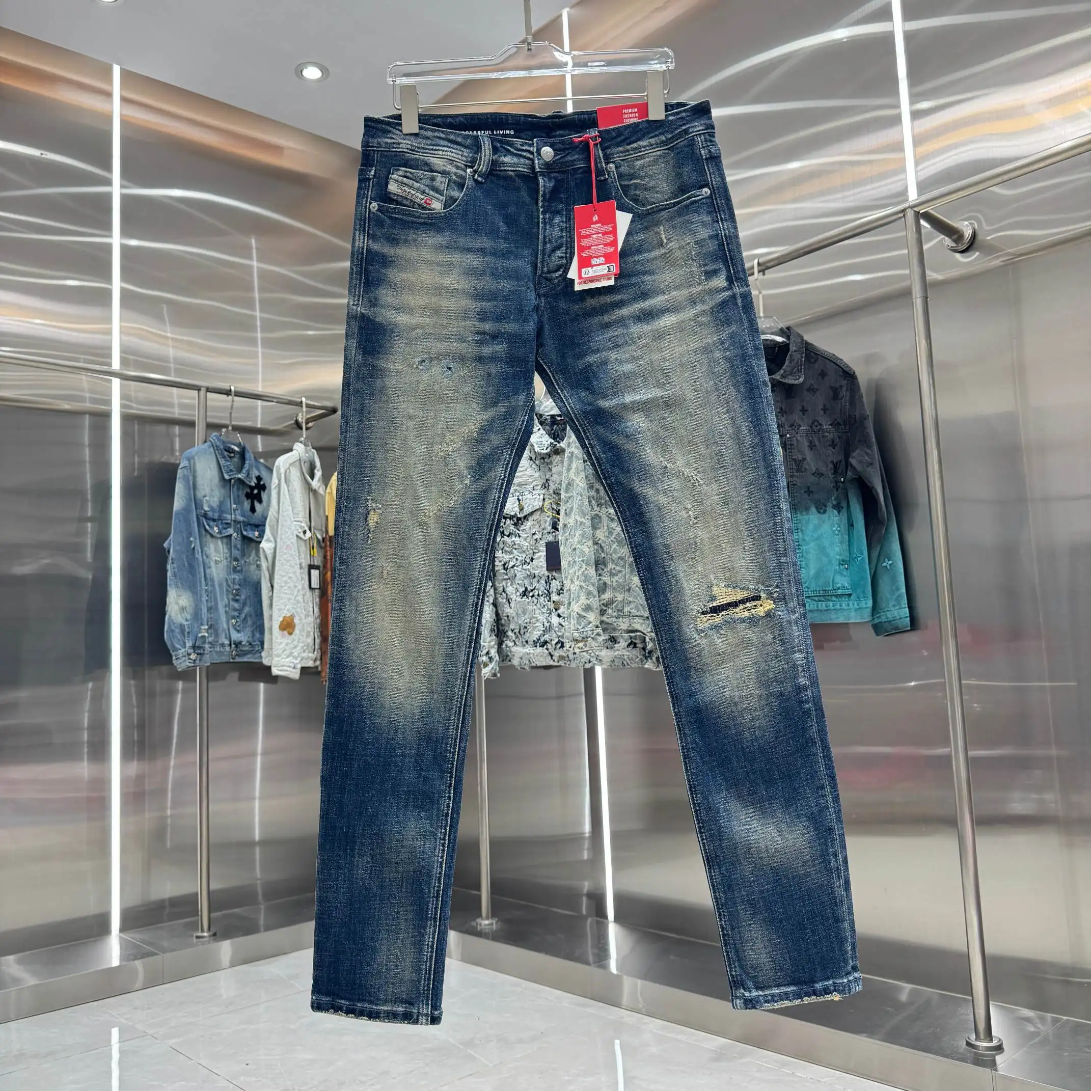 Distressed Slim-Fit Stretch Jeans D22019052