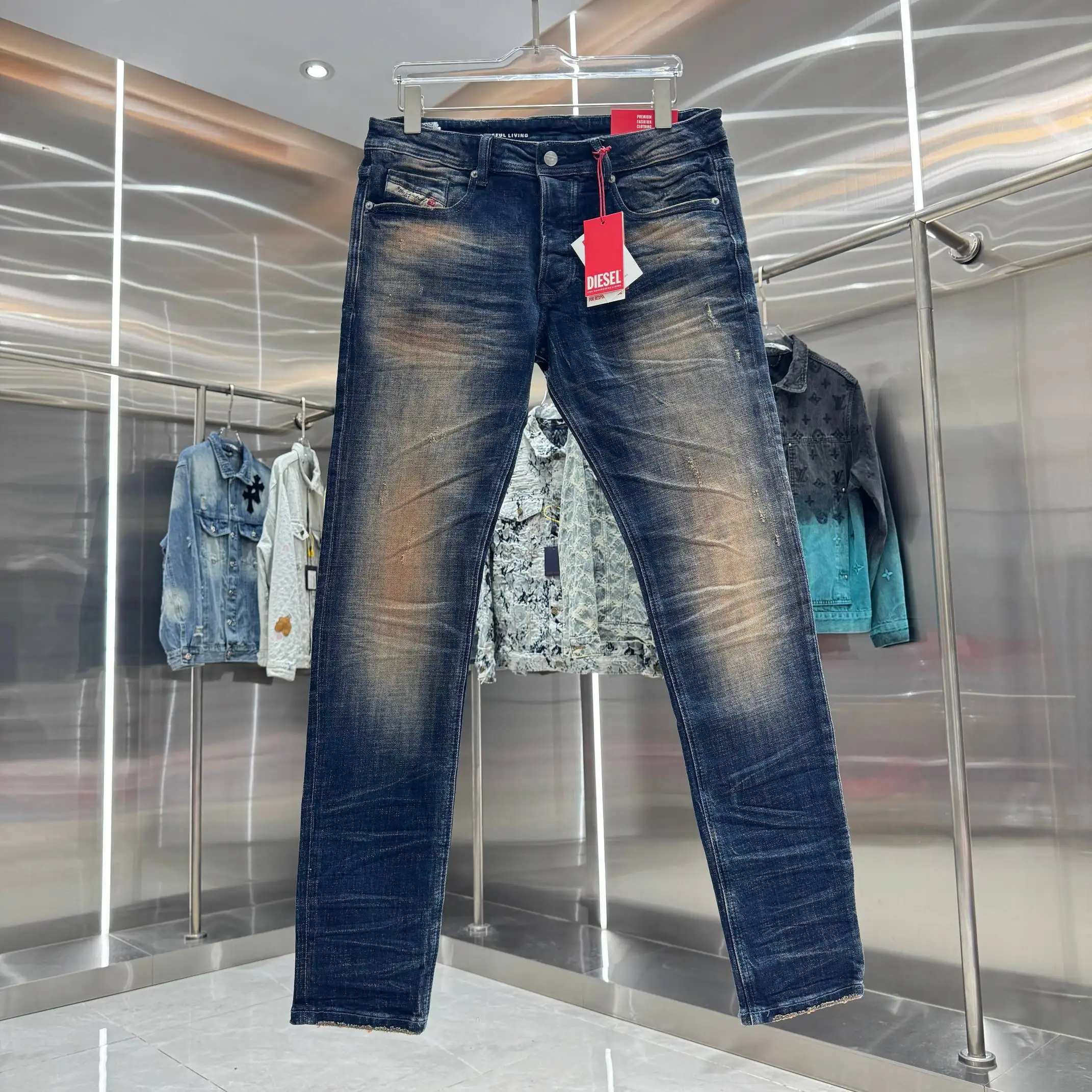 Distressed Slim-Fit Stretch Jeans D22019051