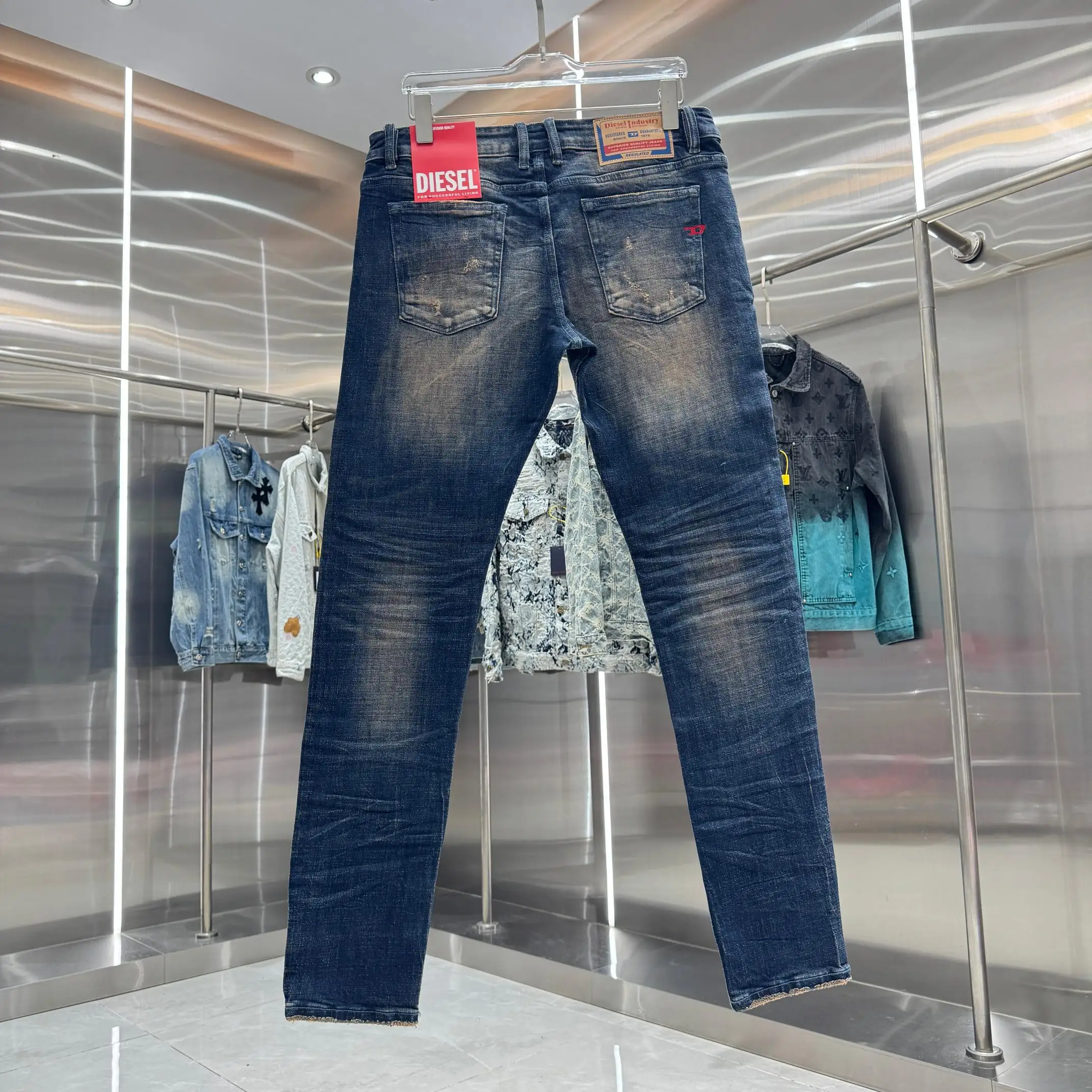 Distressed Slim-Fit Stretch Jeans D22019051 — view 2