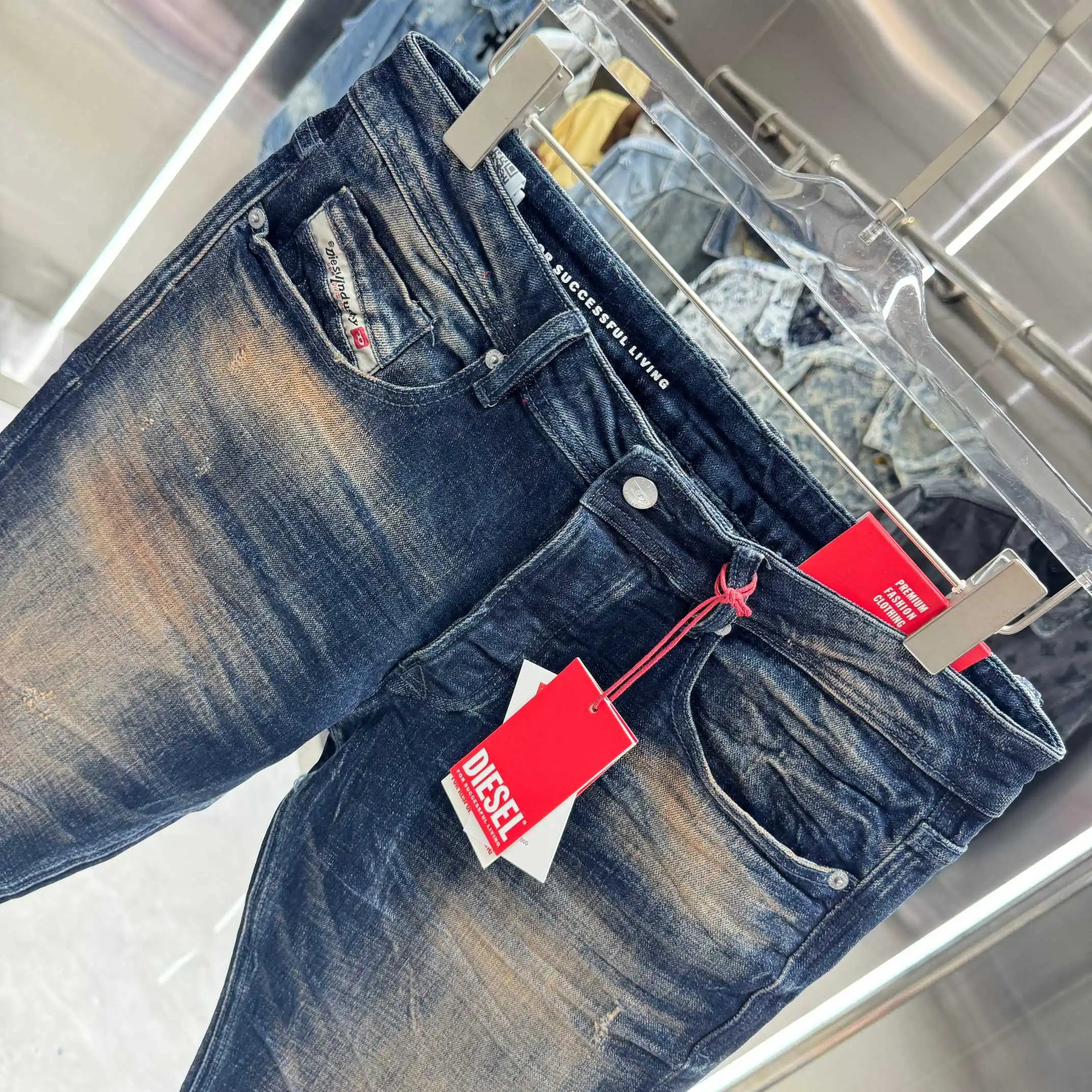Distressed Slim-Fit Stretch Jeans D22019051 — view 4