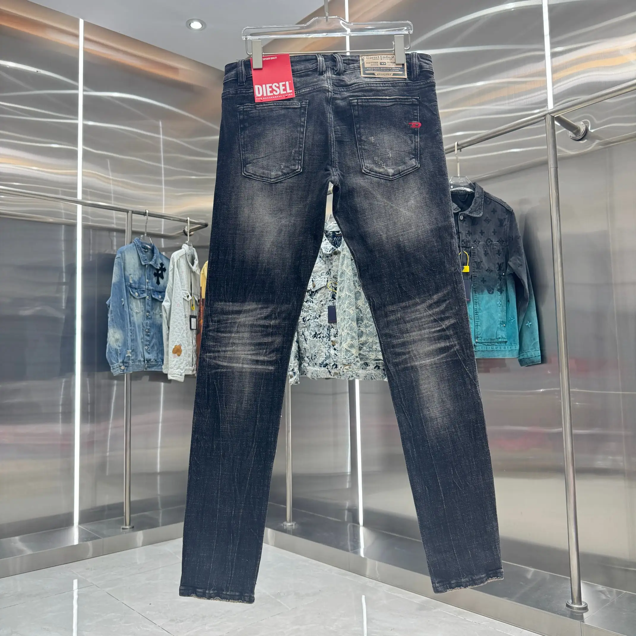Distressed Slim-Fit Stretch Jeans D22019053 — view 2