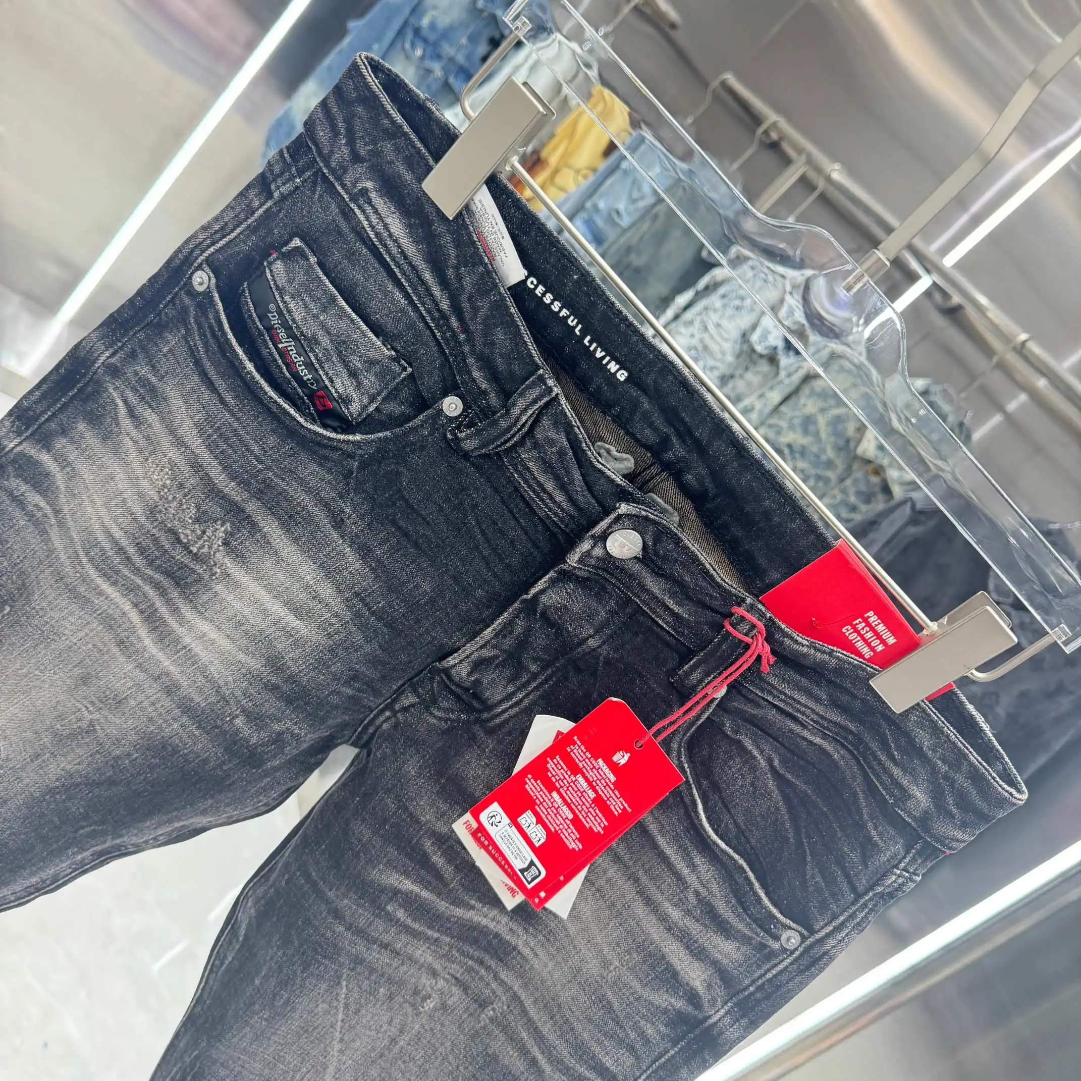 Distressed Slim-Fit Stretch Jeans D22019053 — view 4