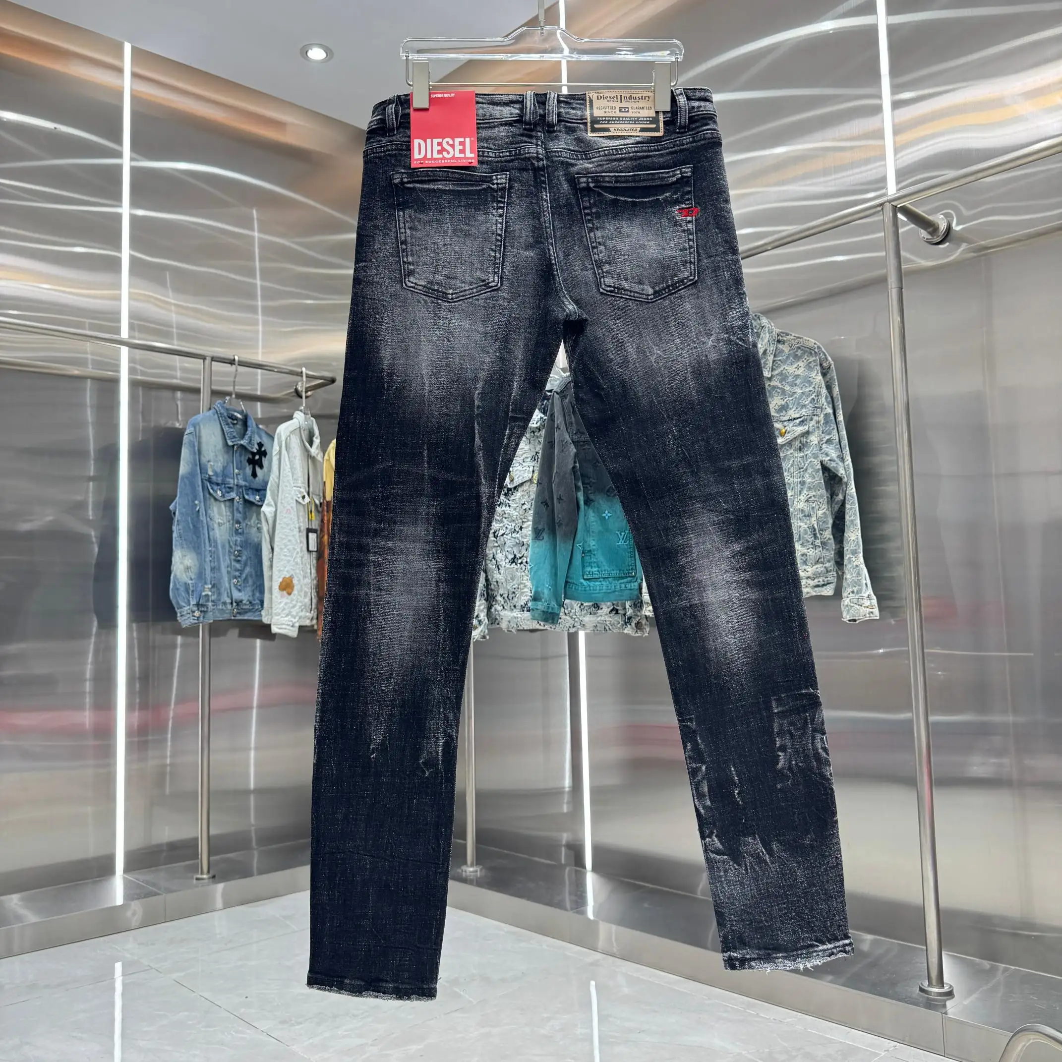 Distressed Slim-Fit Washed Jeans D22019129 — view 2