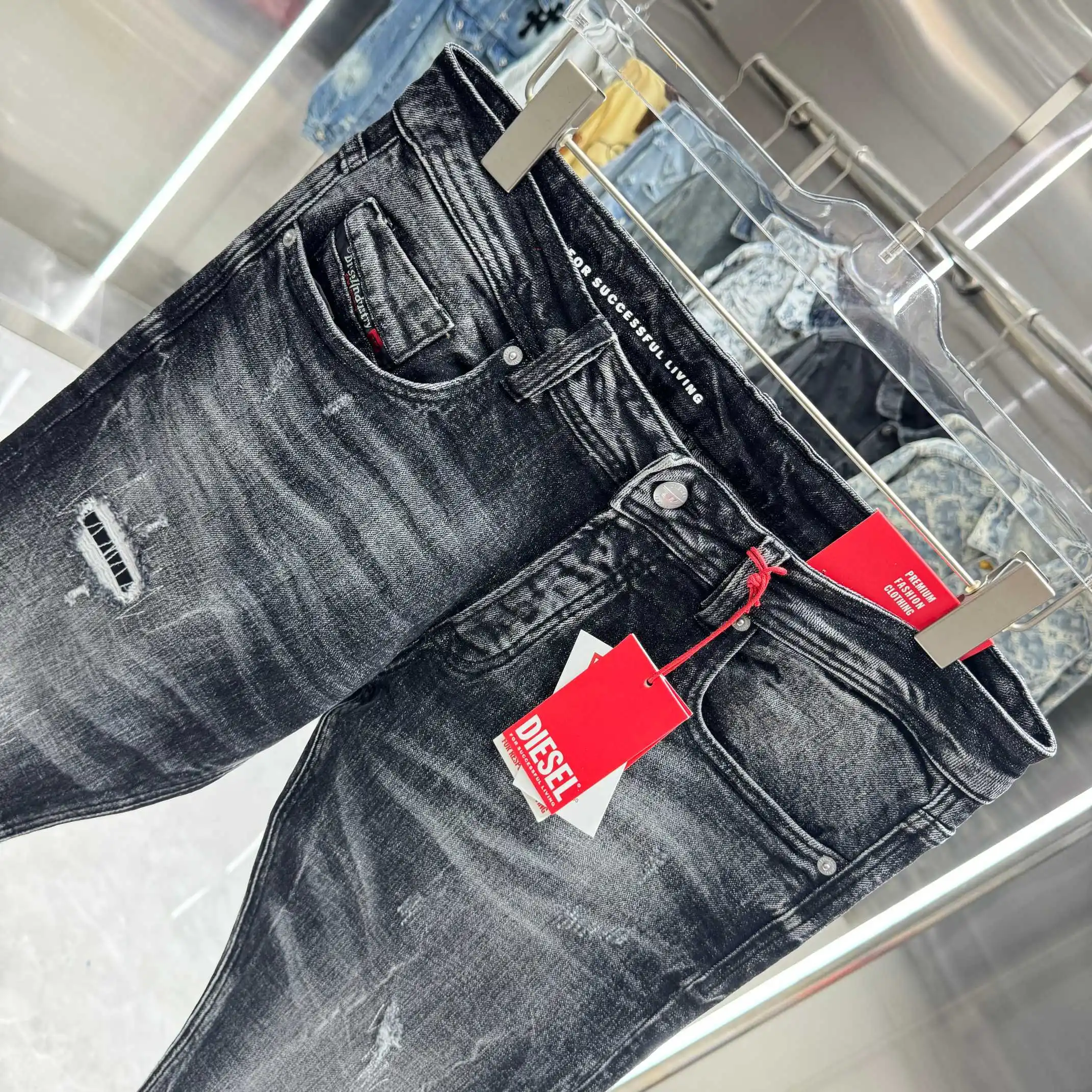 Distressed Slim-Fit Washed Jeans D22019129 — view 4