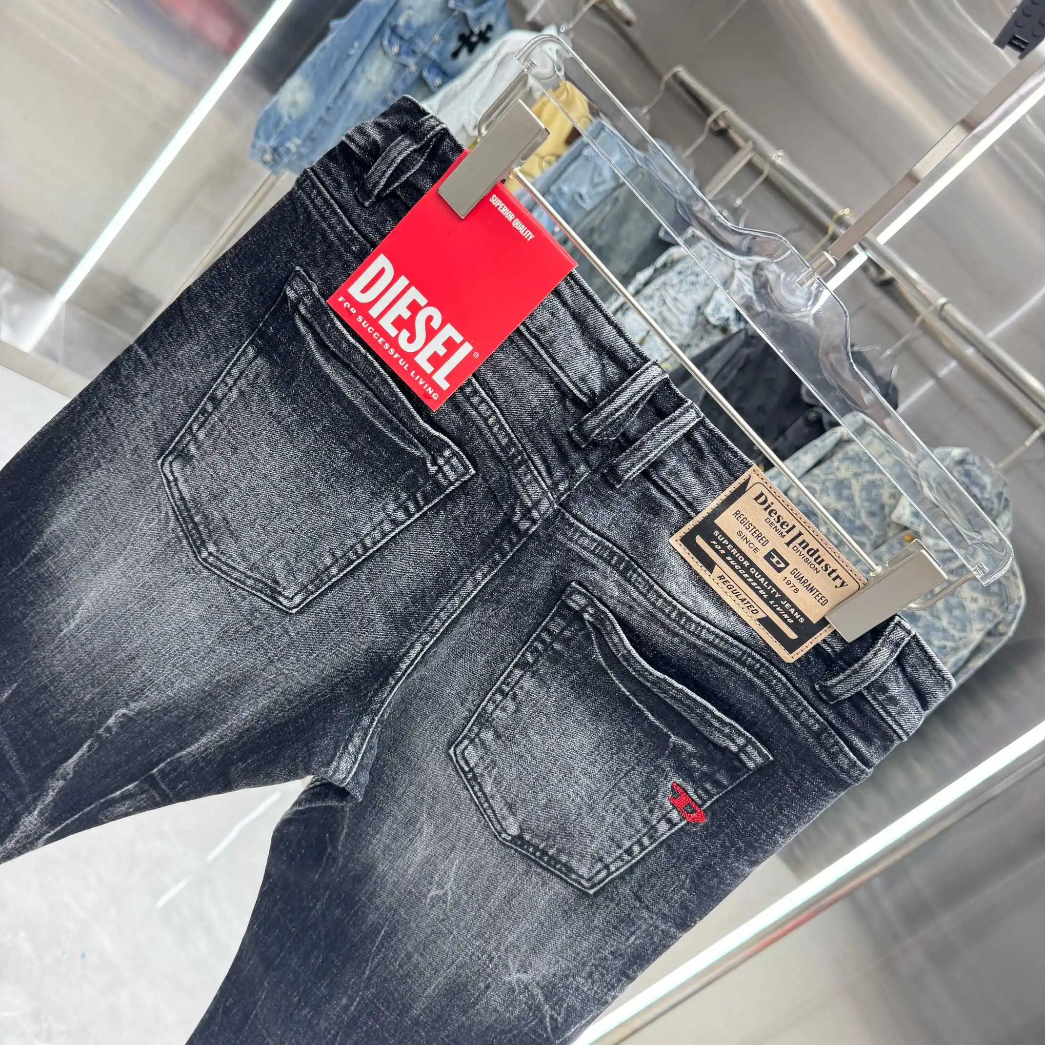 Distressed Slim-Fit Washed Jeans D22019129 — view 5