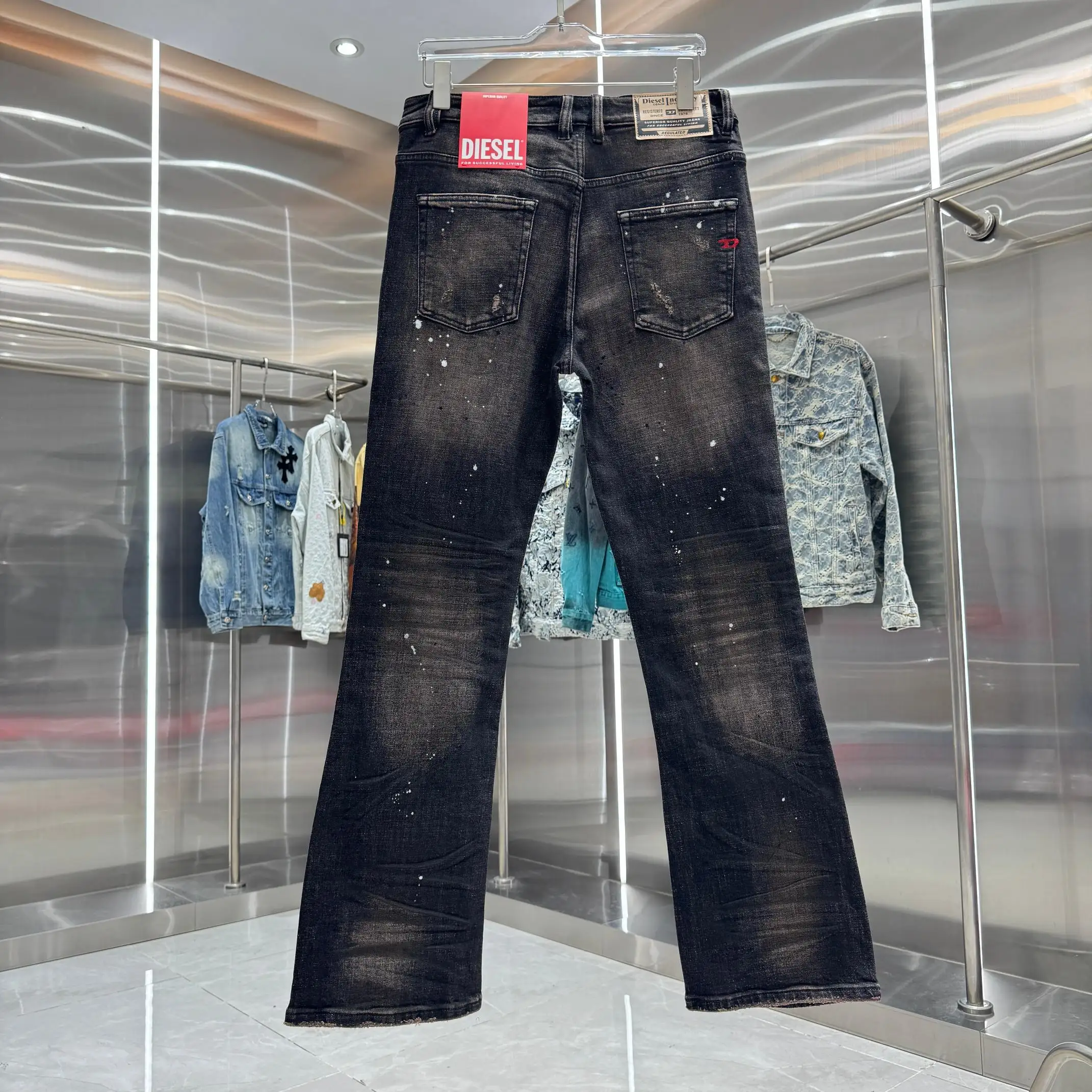 Distressed Slim-Flare Jeans D22019122 — view 2