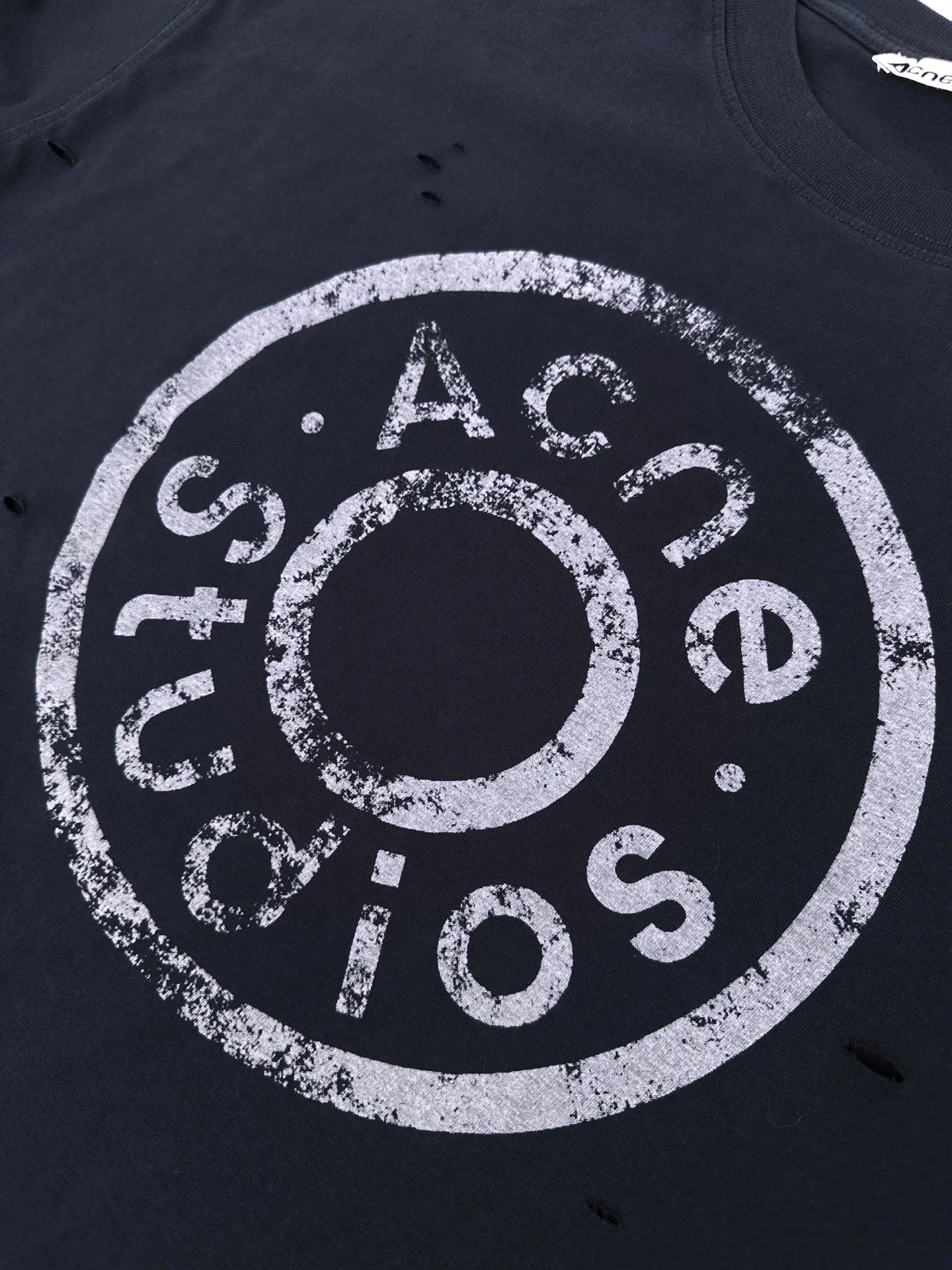 Distressed Layered Logo Long-Sleeve T-Shirt D22520515 — view 4