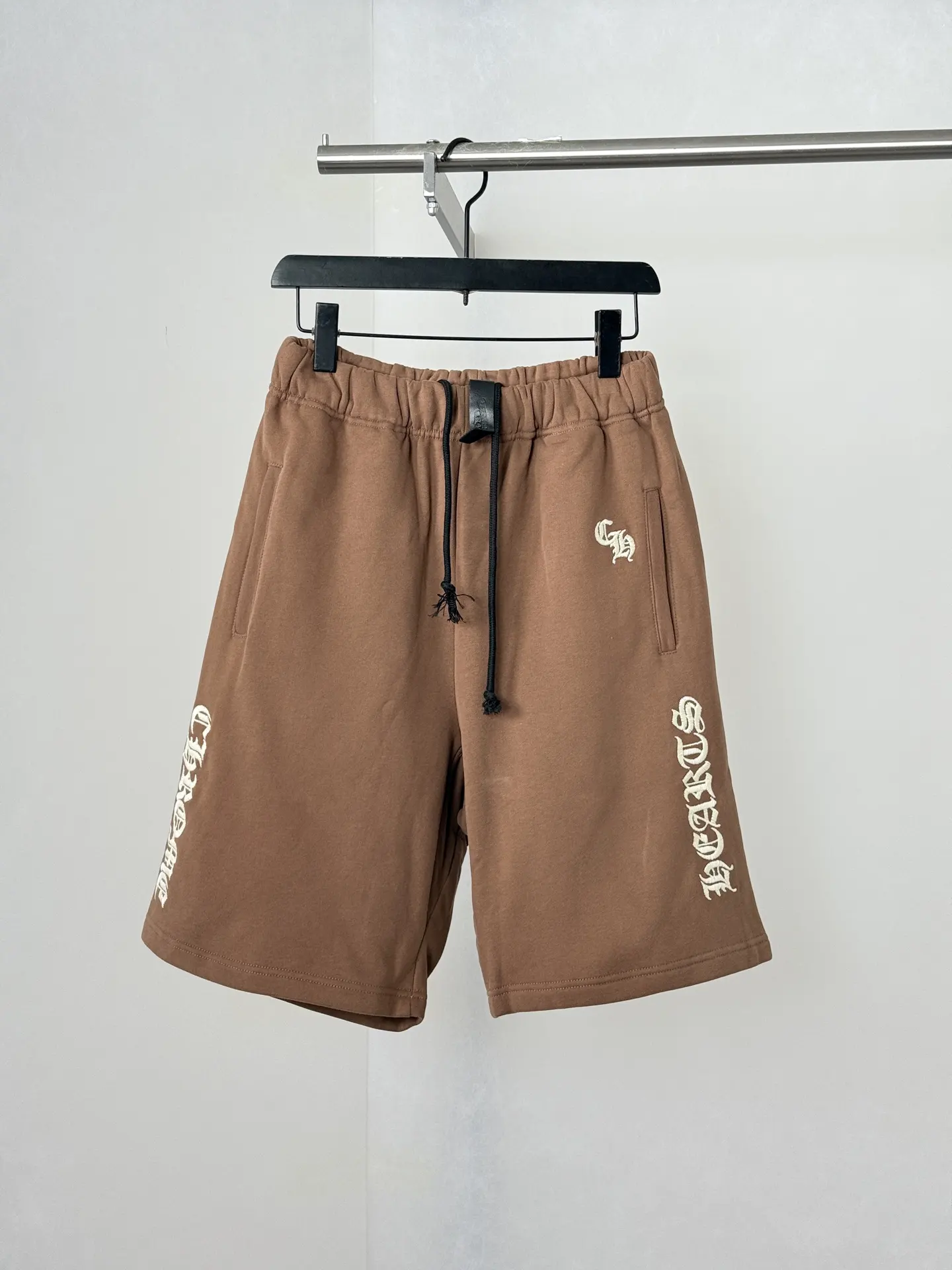 Gothic Script Embroidered Cotton Shorts D22521985