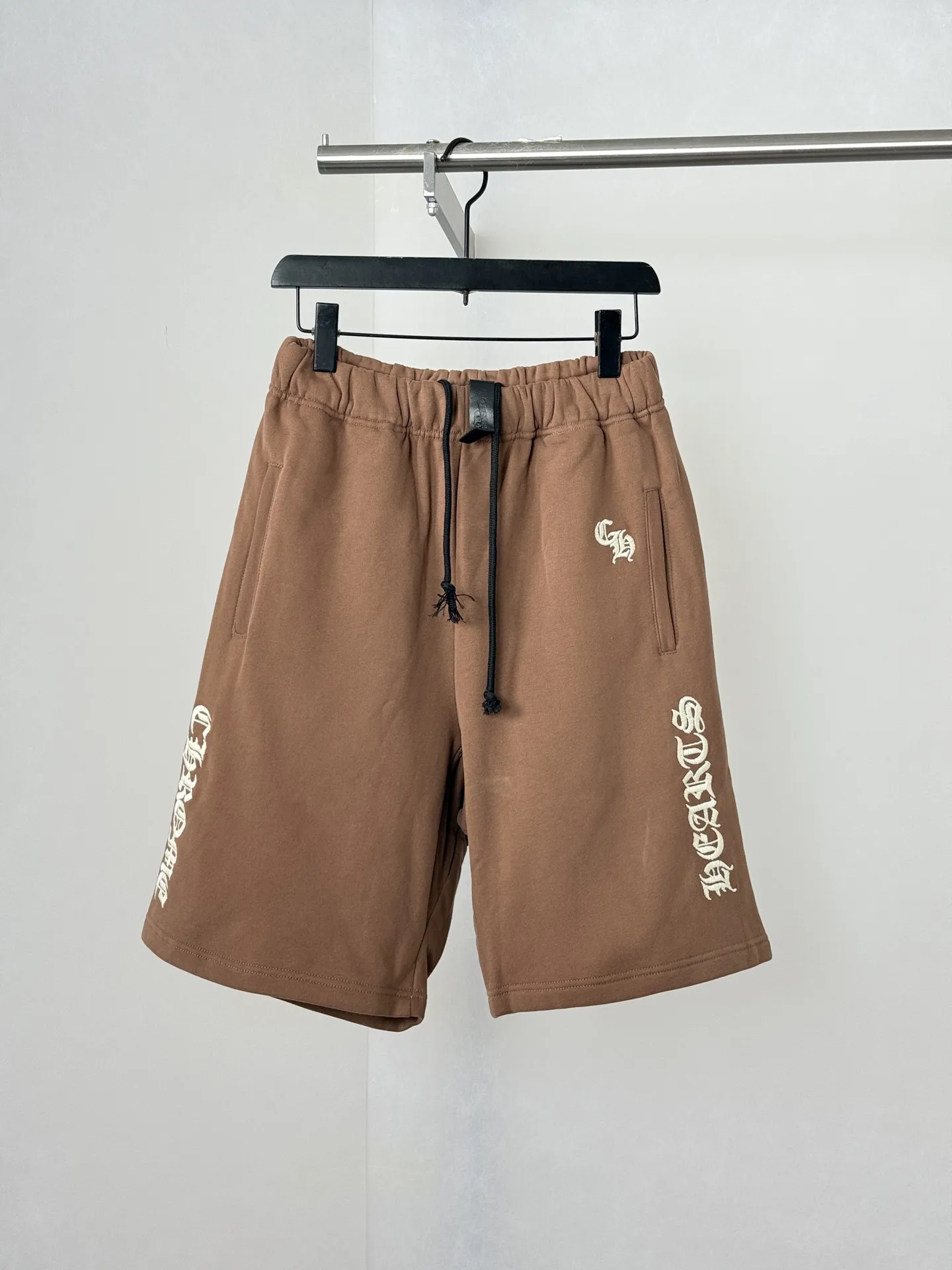Gothic Script Embroidered Cotton Shorts D22521985