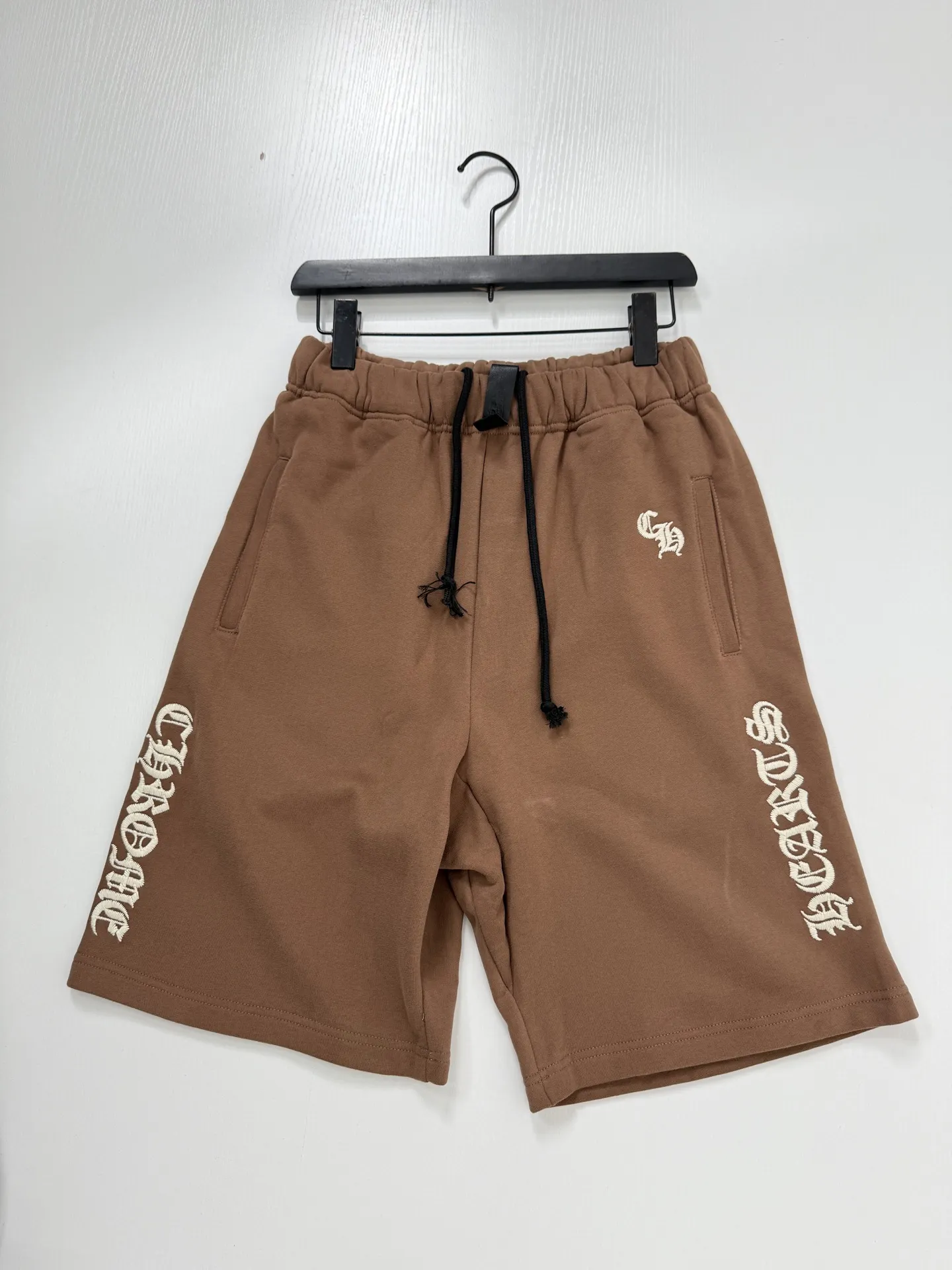 Gothic Script Embroidered Cotton Shorts D22521985 — view 3