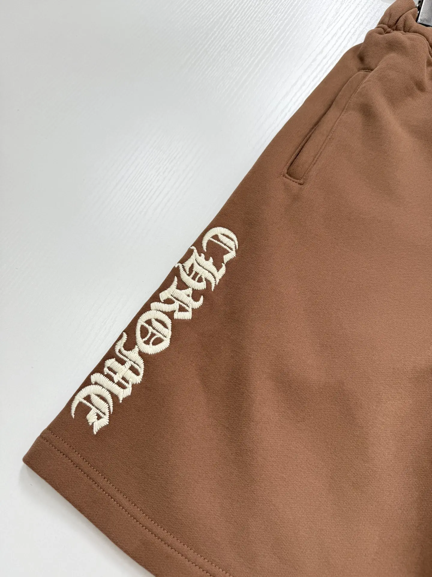 Gothic Script Embroidered Cotton Shorts D22521985 — view 8