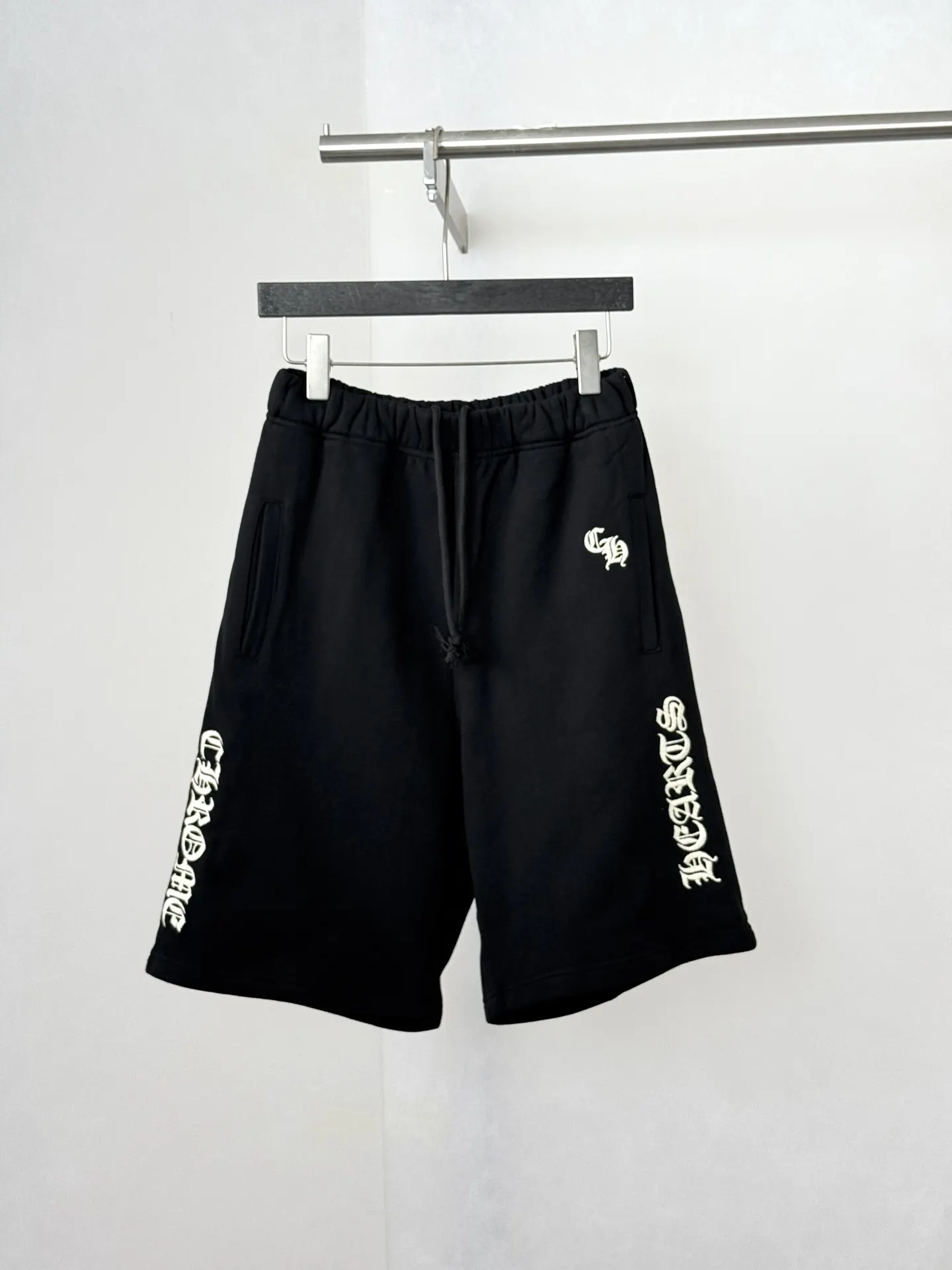 Gothic Script Embroidered Sweat Shorts D22521984