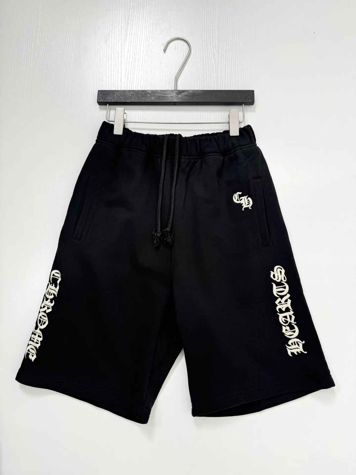 Gothic Script Embroidered Sweat Shorts D22521984 — view 3