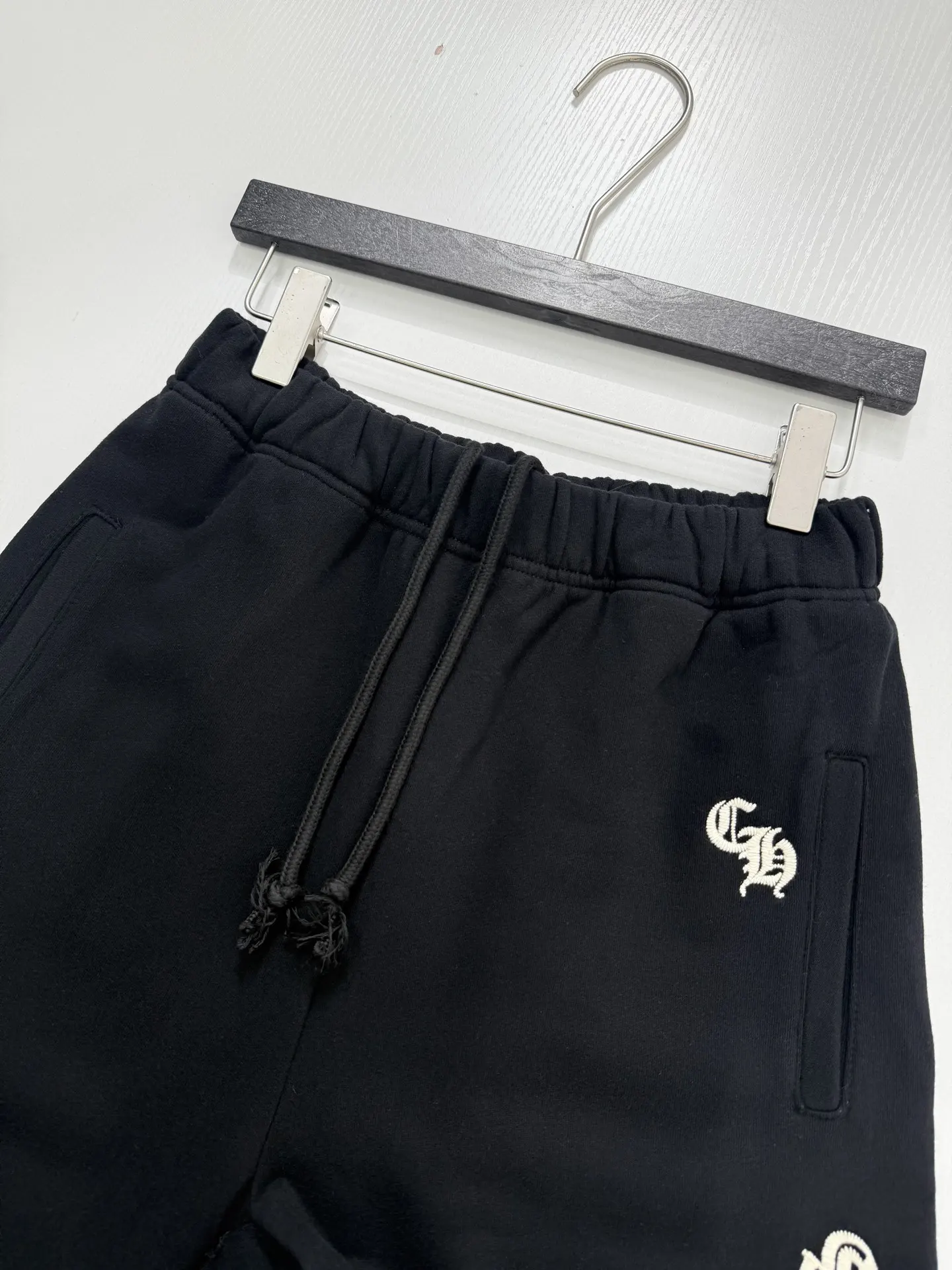 Gothic Script Embroidered Sweat Shorts D22521984 — view 4