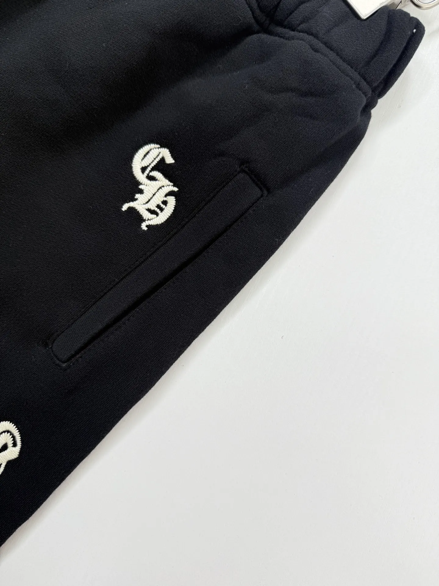Gothic Script Embroidered Sweat Shorts D22521984 — view 6