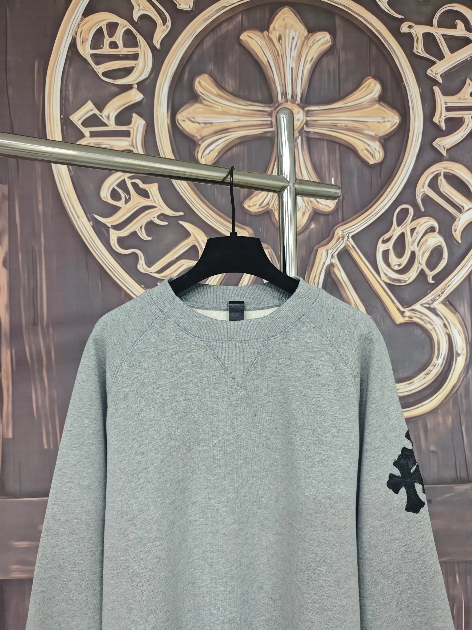 Leather Cross Patch Crew-Neck Sweatshirt D23020296 — view 3