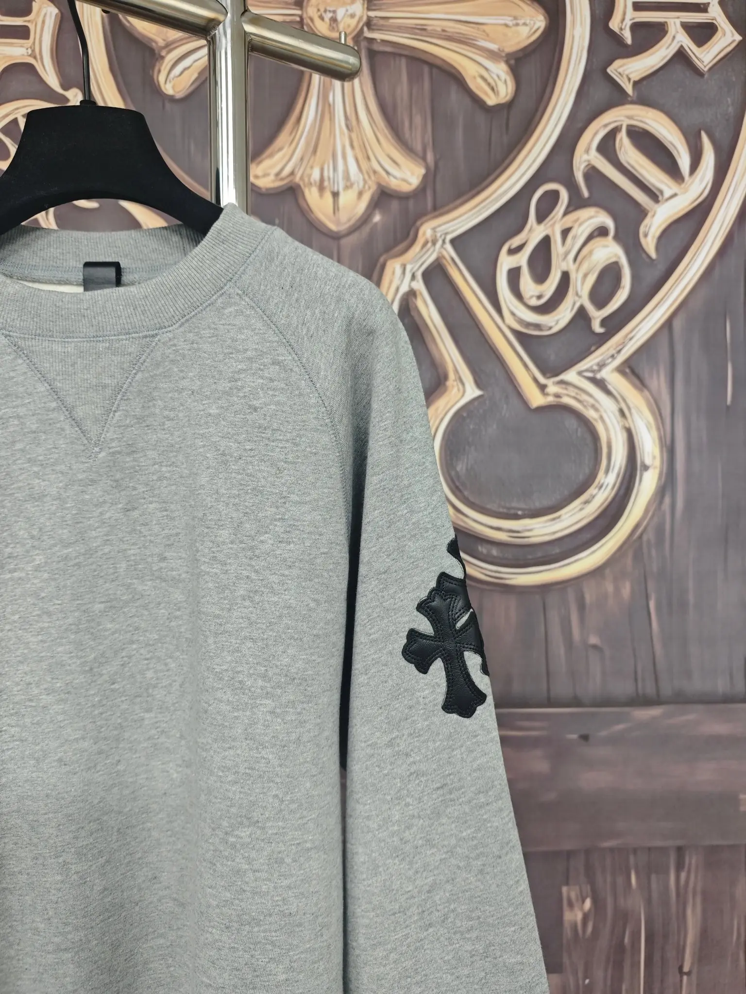 Leather Cross Patch Crew-Neck Sweatshirt D23020296 — view 4