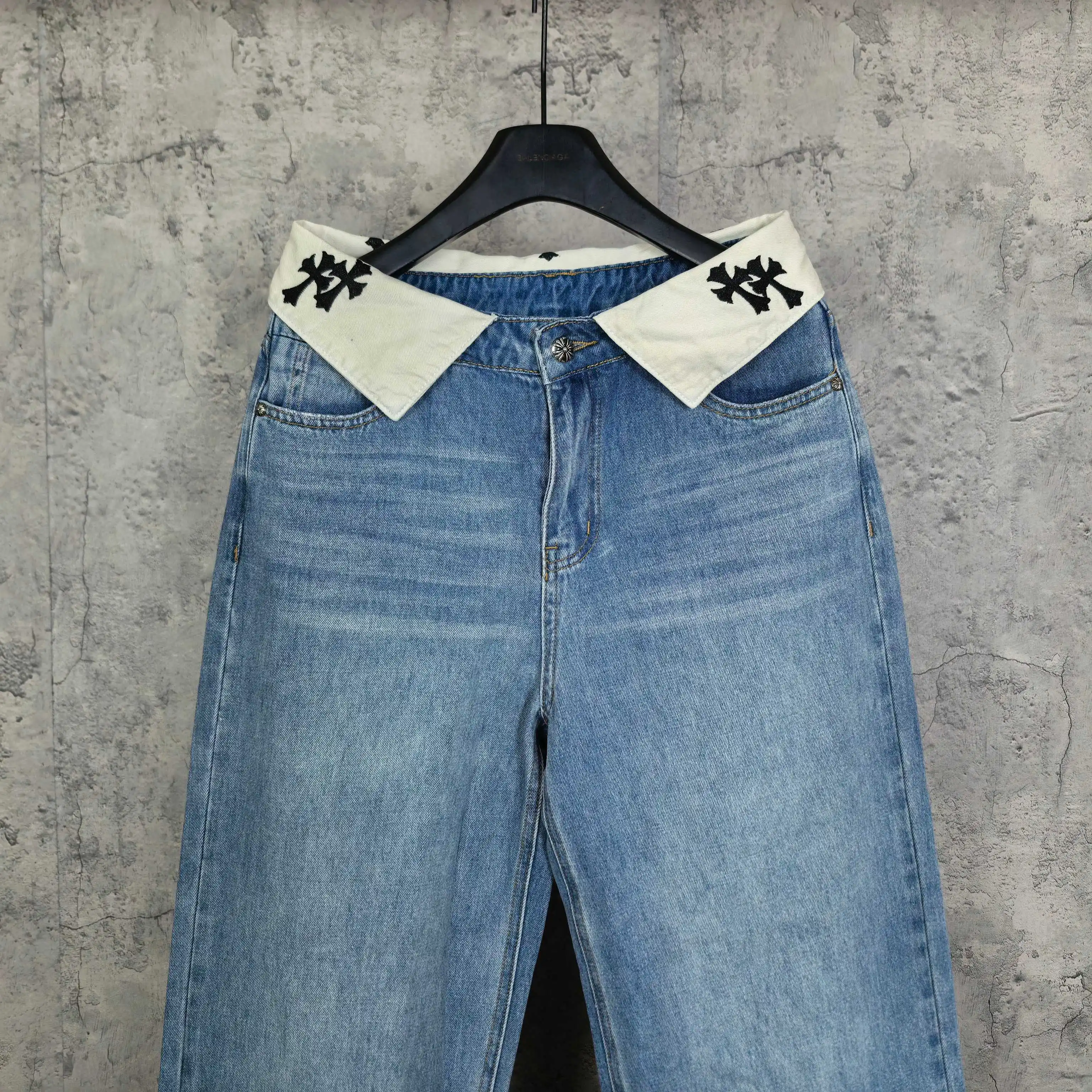 Fold-Over Waist Cross Embroidered Jeans D23524501 — view 3