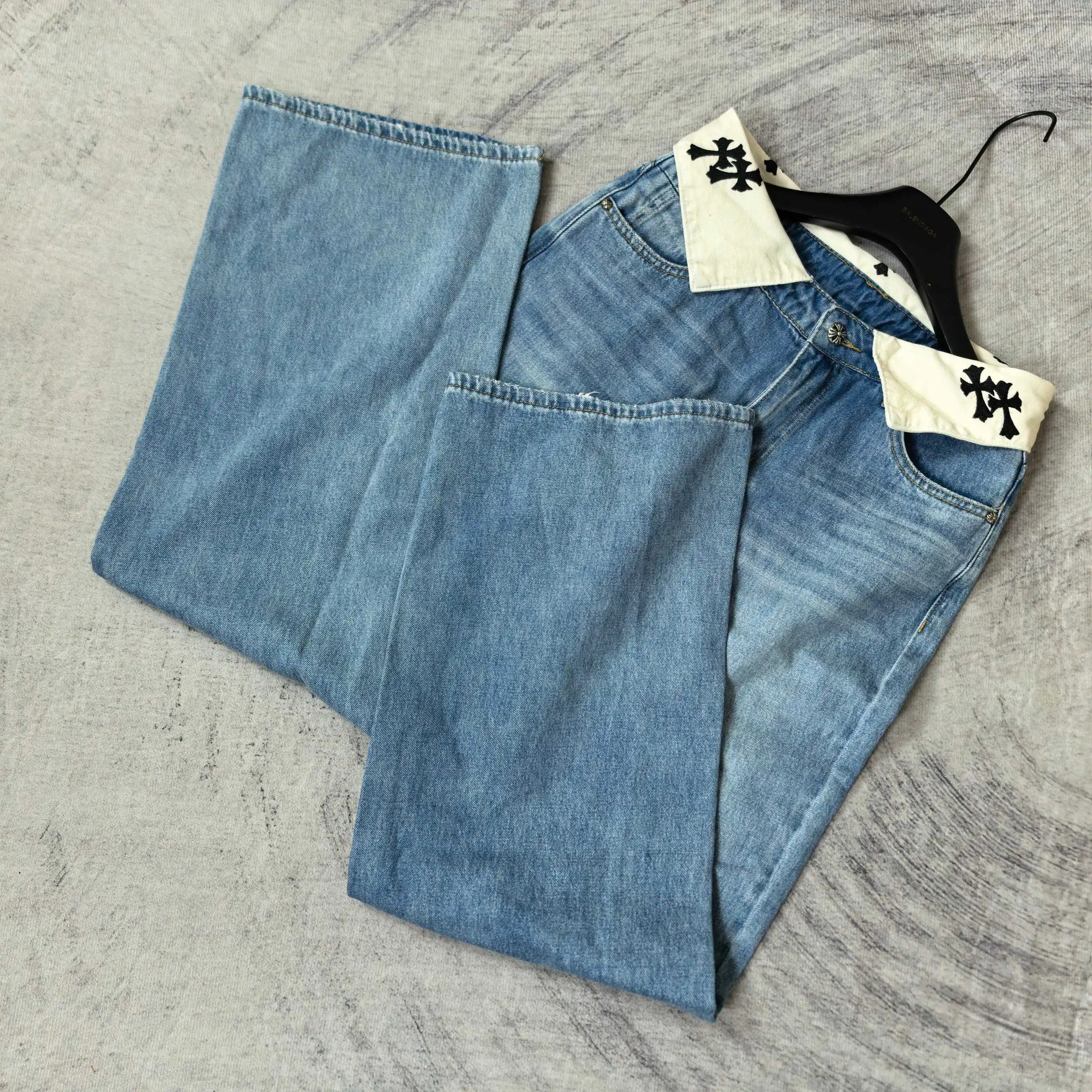 Fold-Over Waist Cross Embroidered Jeans D23524501 — view 4