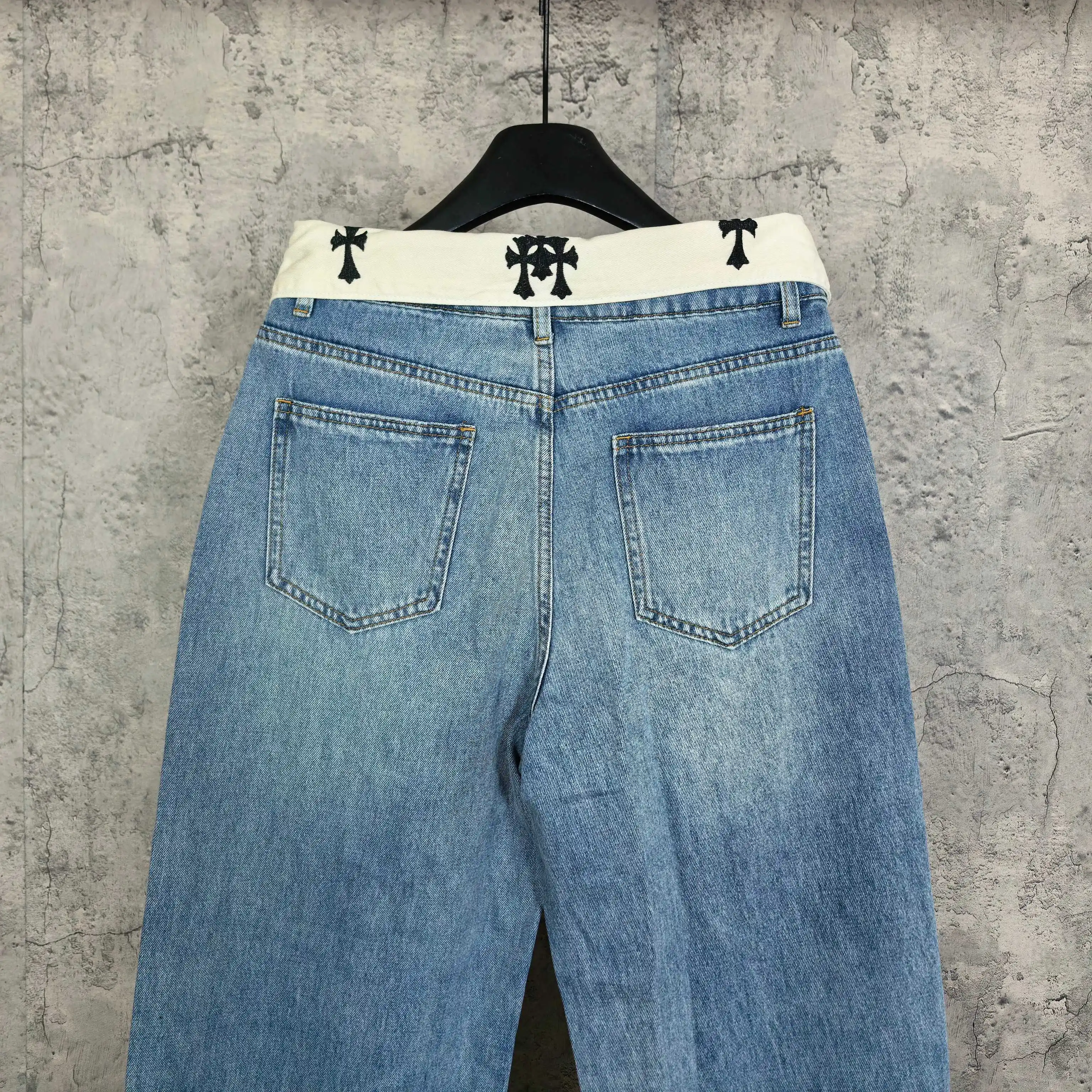 Fold-Over Waist Cross Embroidered Jeans D23524501 — view 6