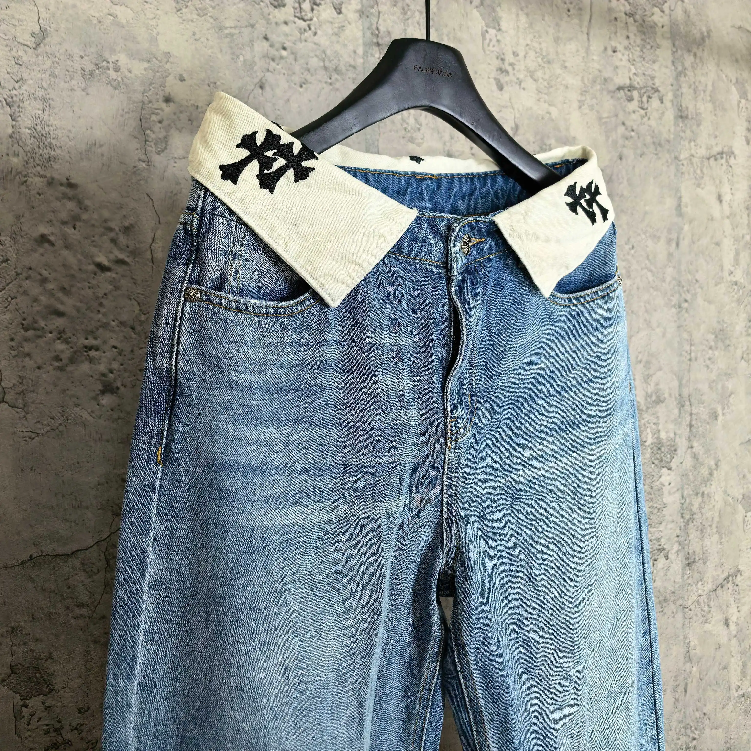 Fold-Over Waist Cross Embroidered Jeans D23524501 — view 7