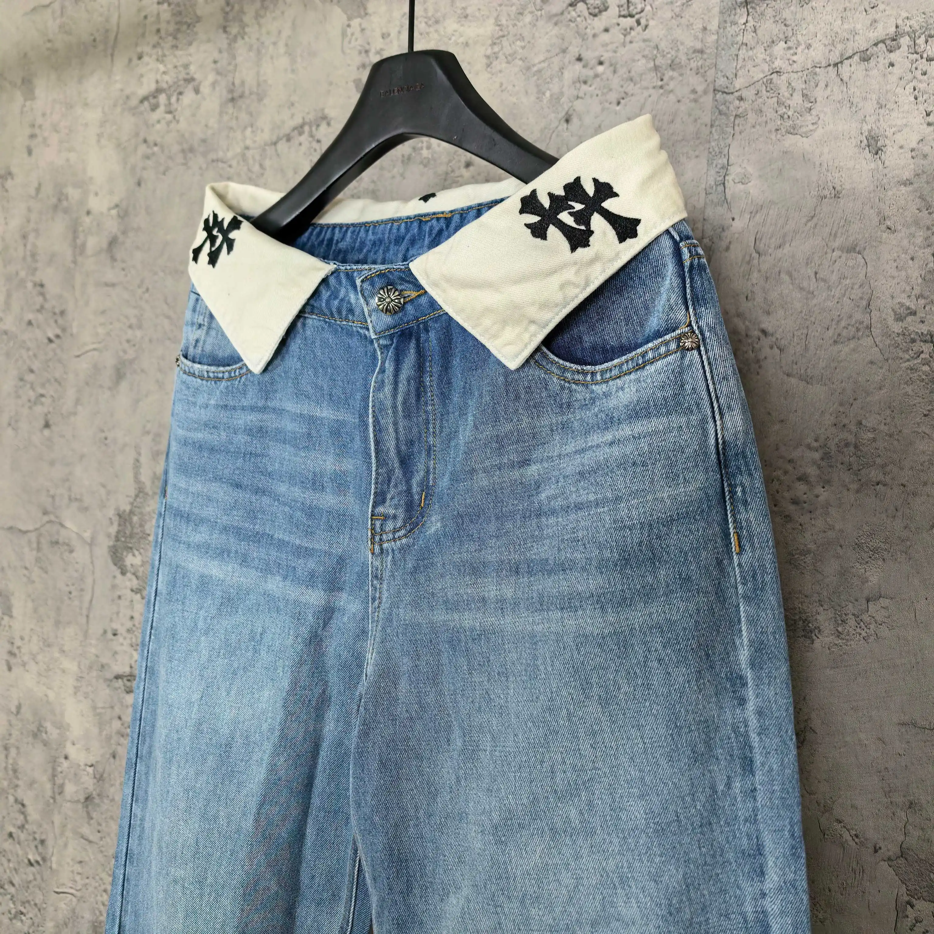 Fold-Over Waist Cross Embroidered Jeans D23524501 — view 9