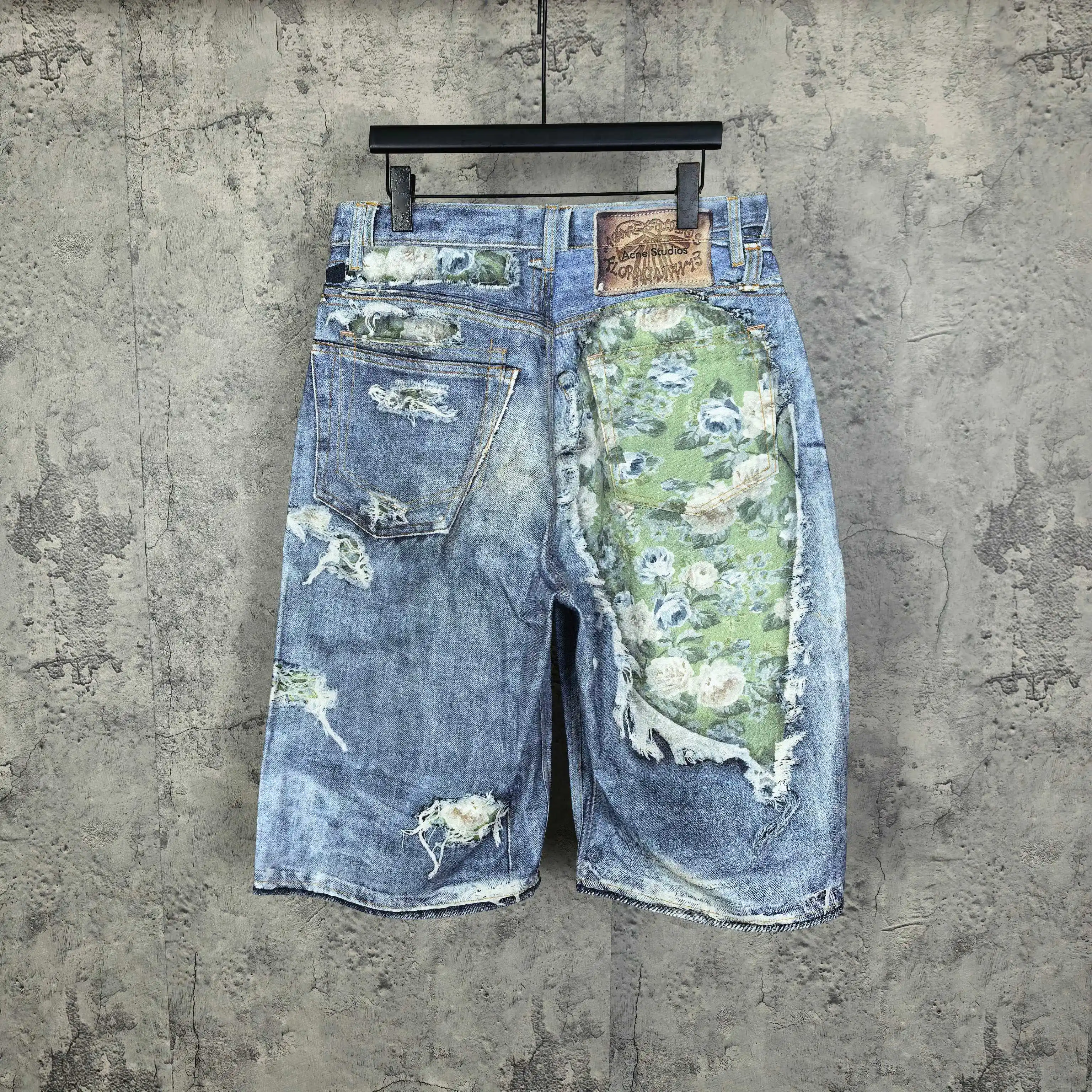 Trompe l’œil Floral Print Distressed Denim Shorts D24024560 — view 2