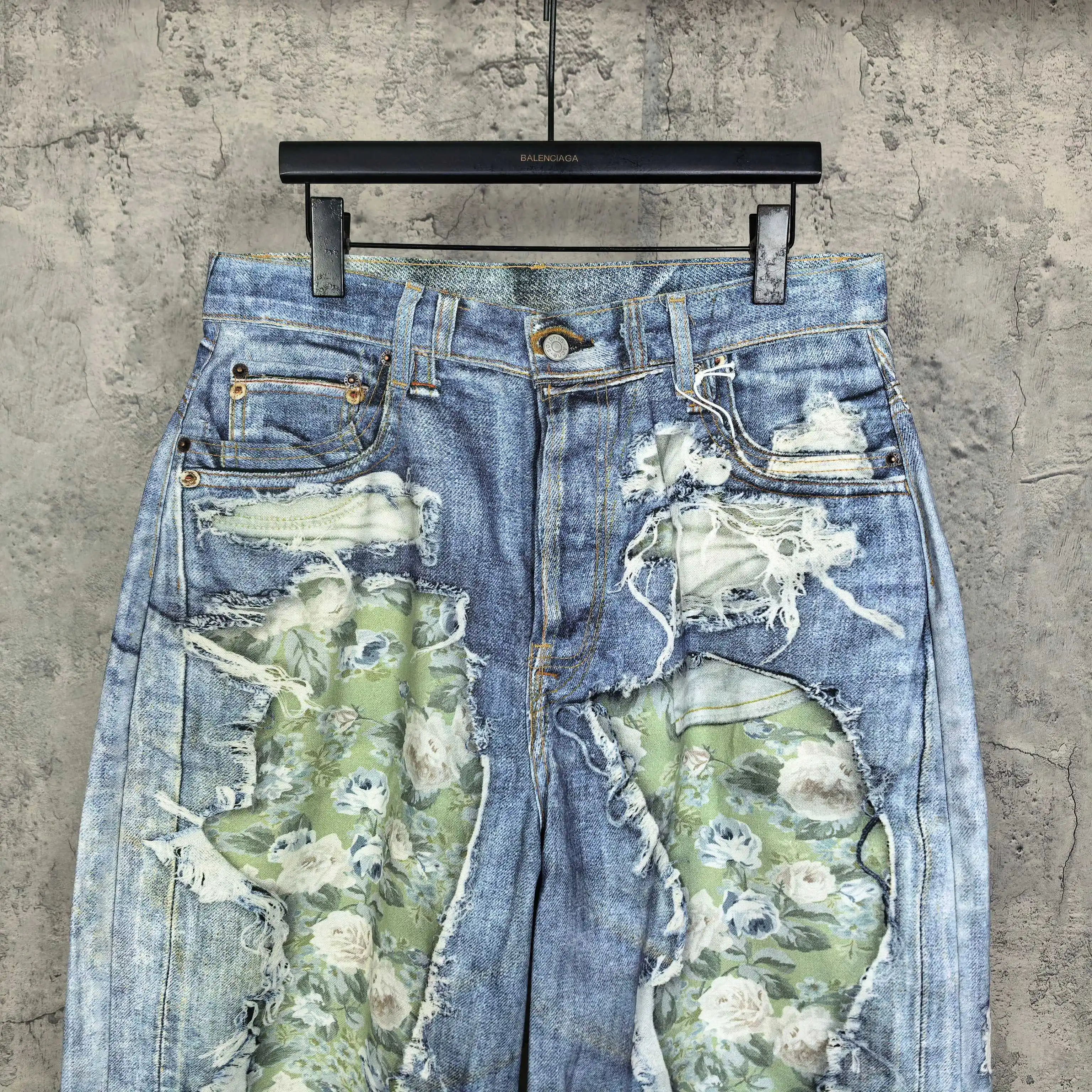 Trompe l’œil Floral Print Distressed Denim Shorts D24024560 — view 3