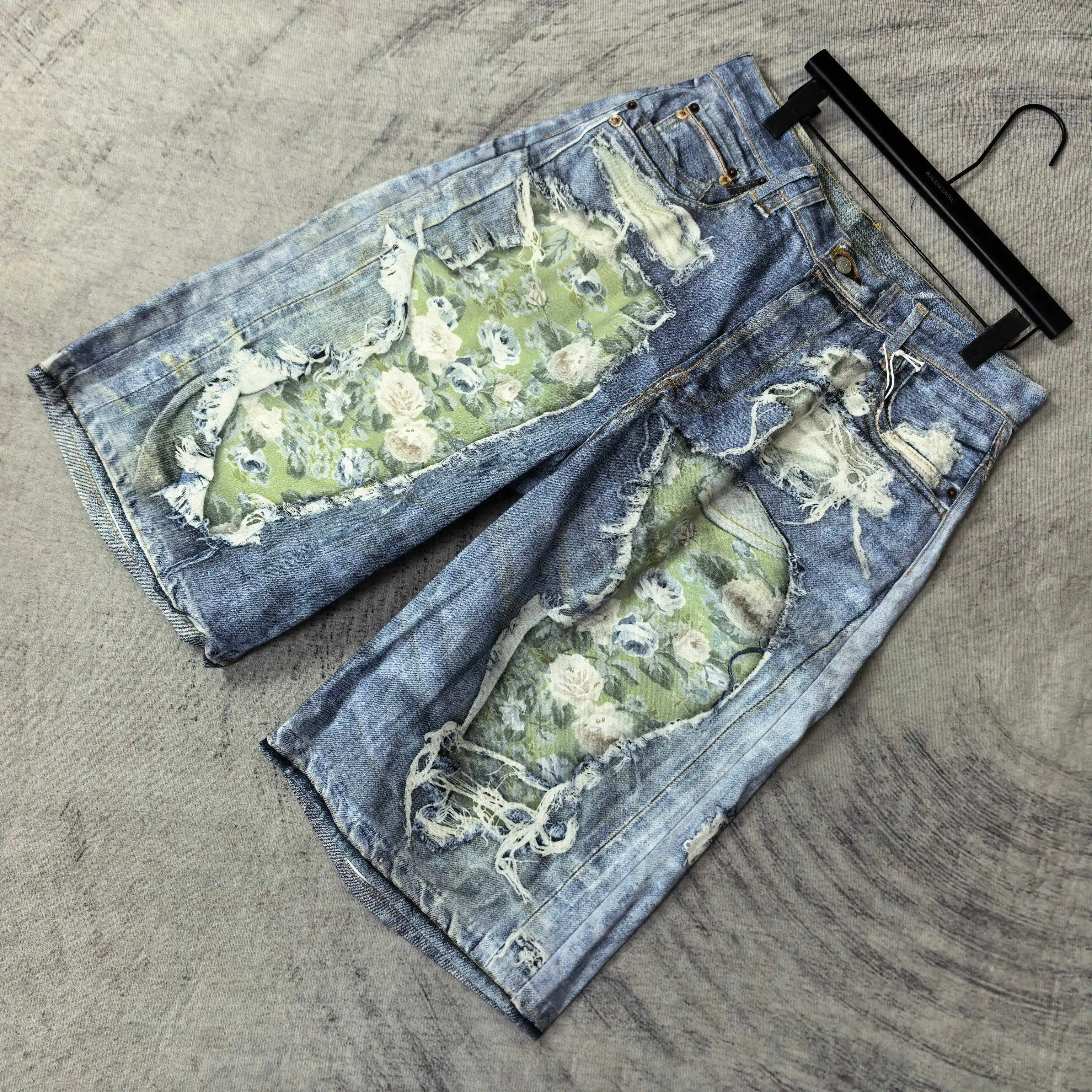 Trompe l’œil Floral Print Distressed Denim Shorts D24024560 — view 4
