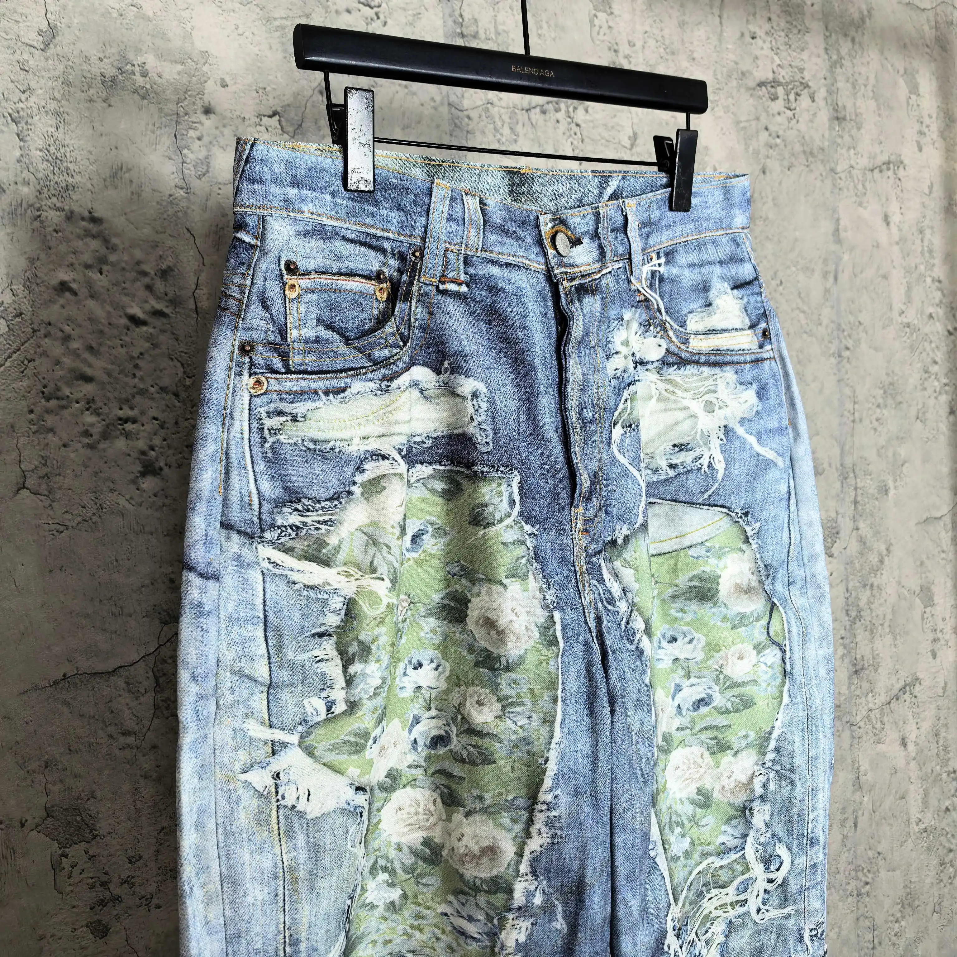 Trompe l’œil Floral Print Distressed Denim Shorts D24024560 — view 7