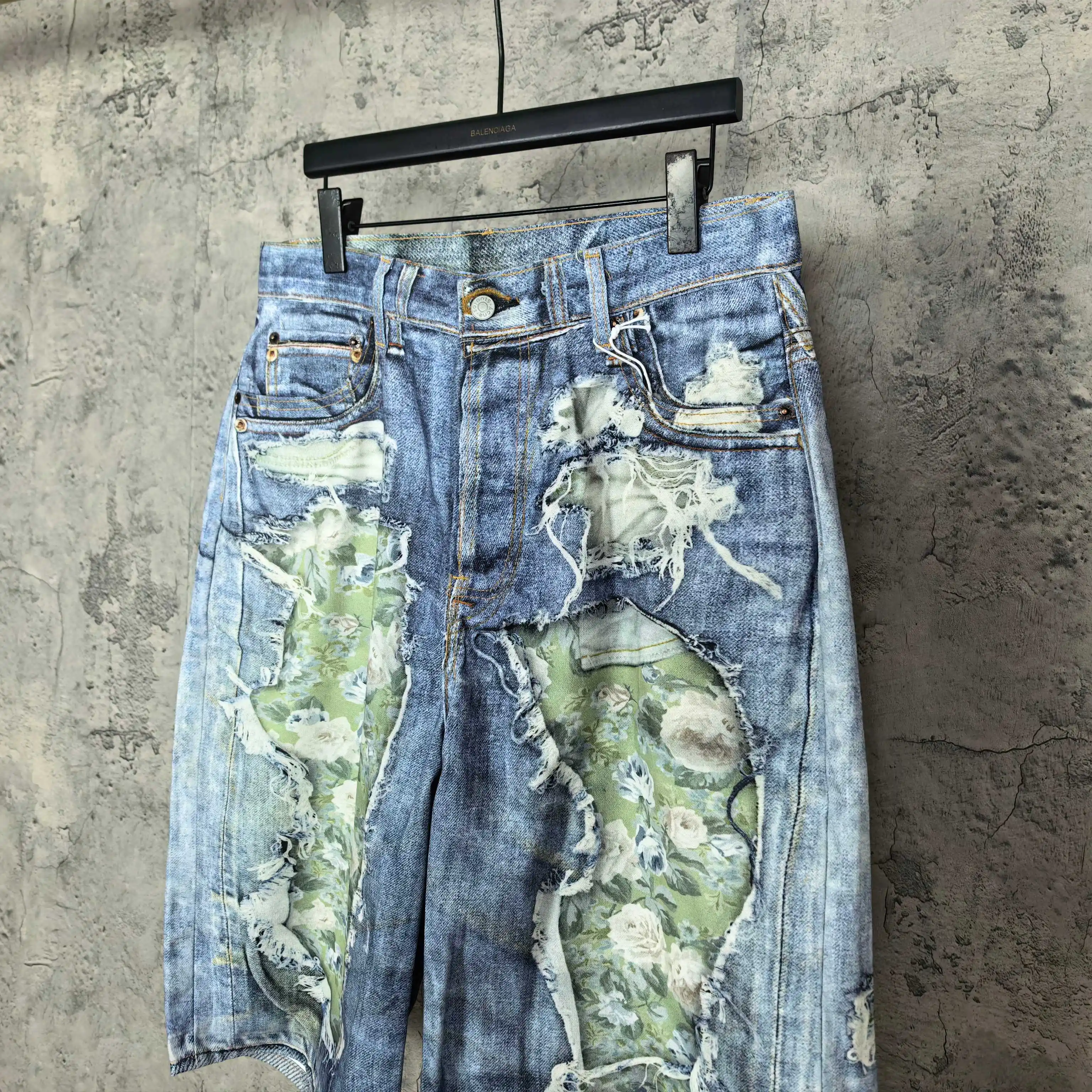 Trompe l’œil Floral Print Distressed Denim Shorts D24024560 — view 9