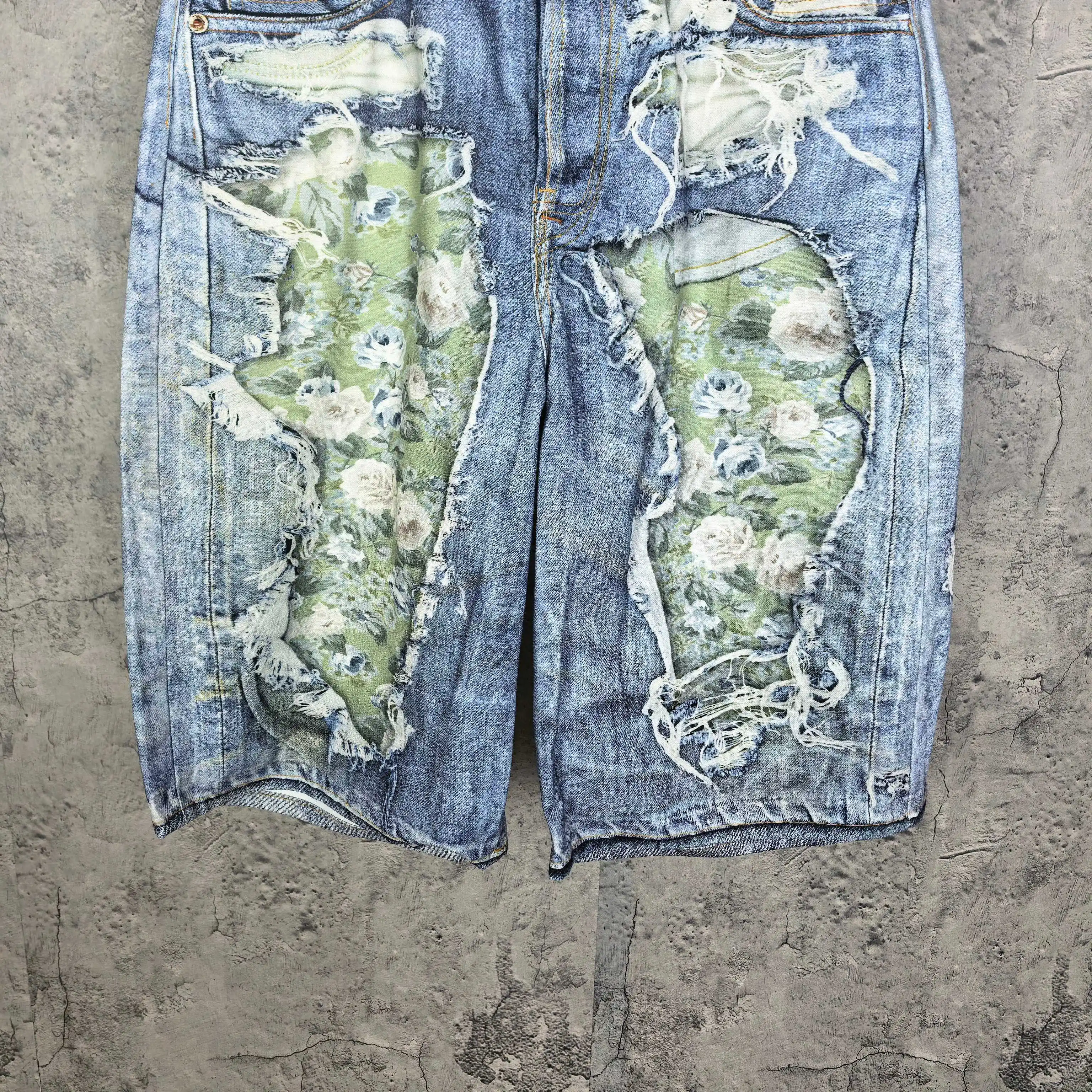 Trompe l’œil Floral Print Distressed Denim Shorts D24024560 — view 10