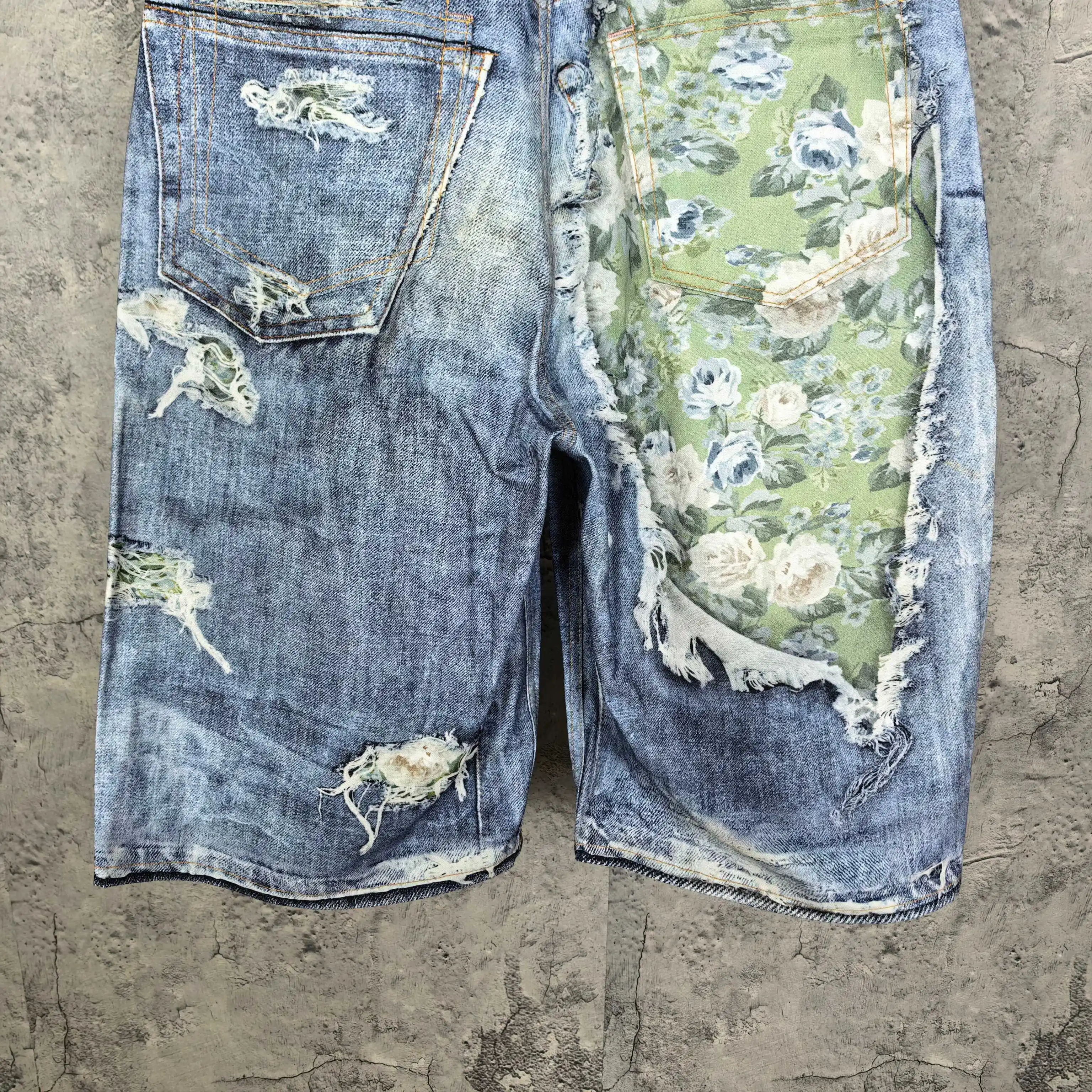 Trompe l’œil Floral Print Distressed Denim Shorts D24024560 — view 12