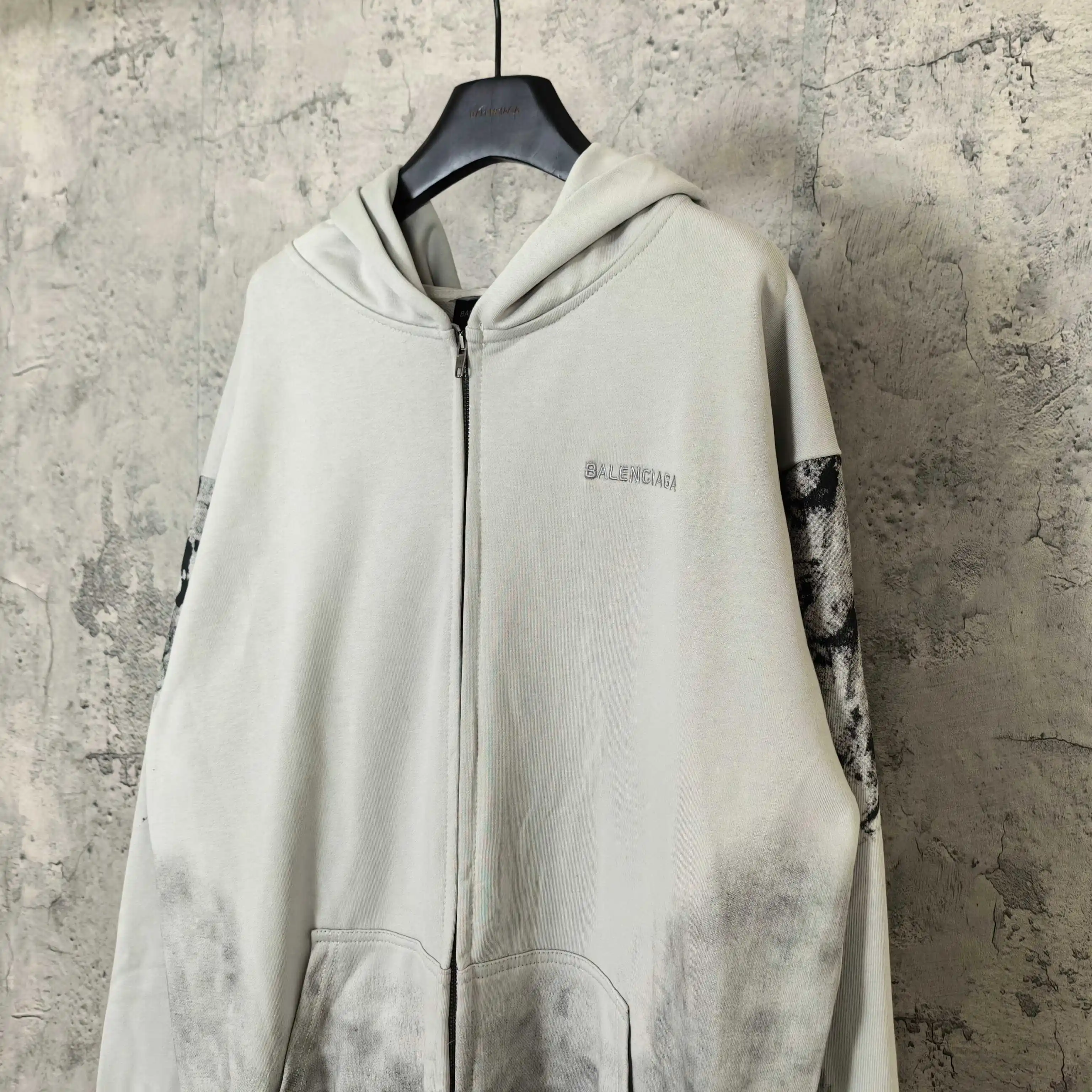 Medium Fit Graffiti Zip-Up Hoodie D24524517 — view 9